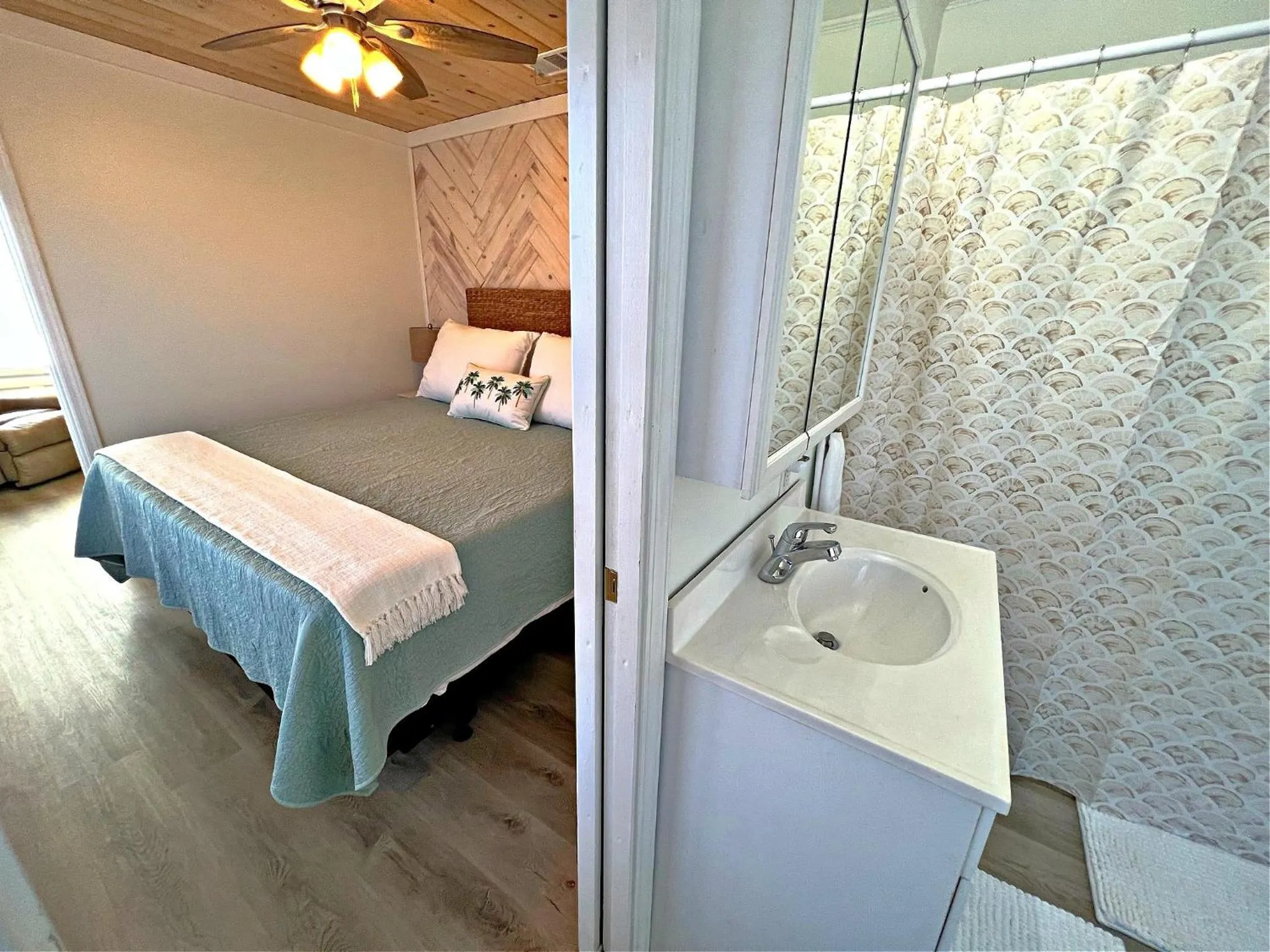 Shower, Bed in Stay Salty