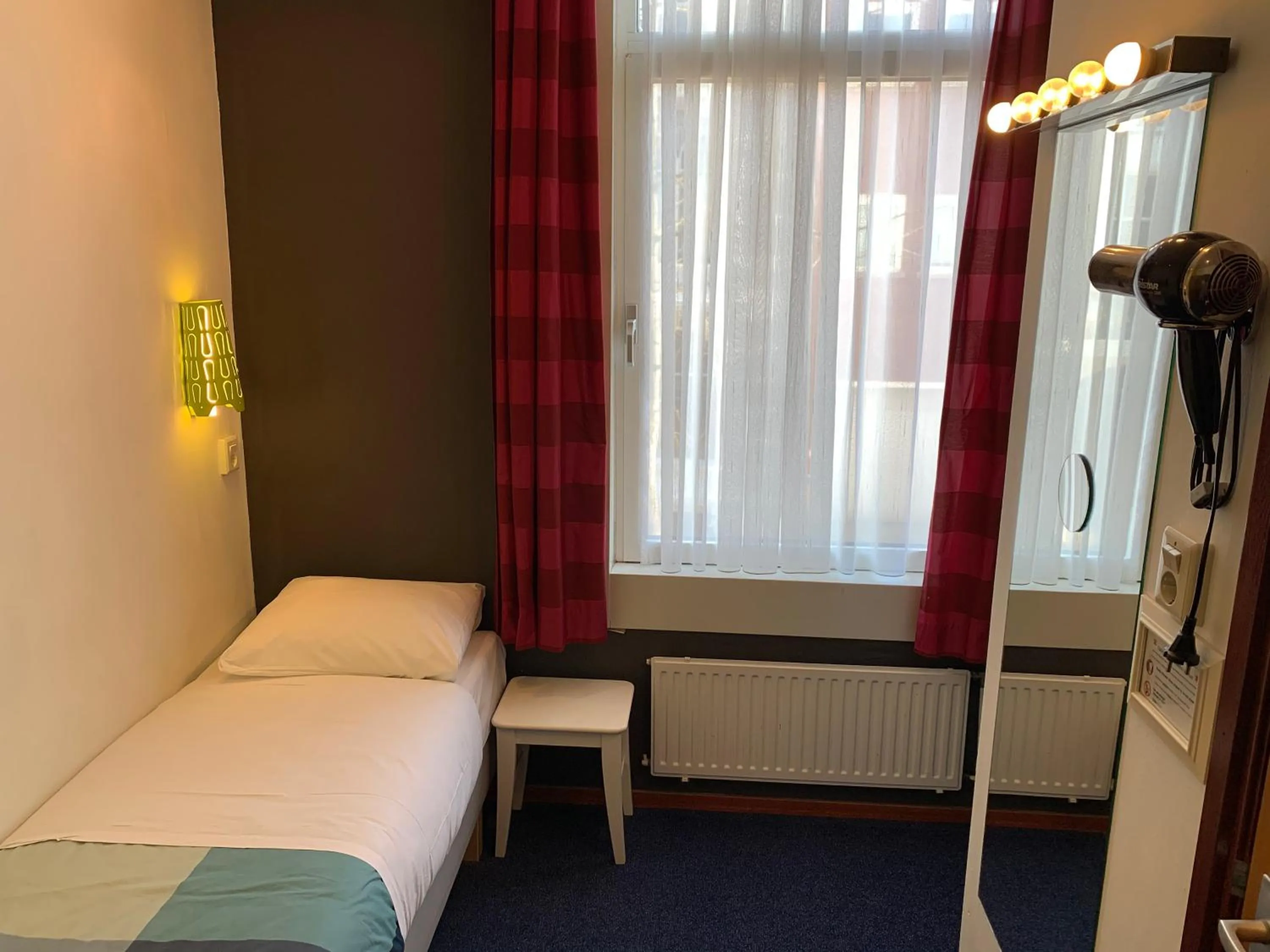 Photo of the whole room, Bed in Hotel Oorsprongpark City Centre Utrecht