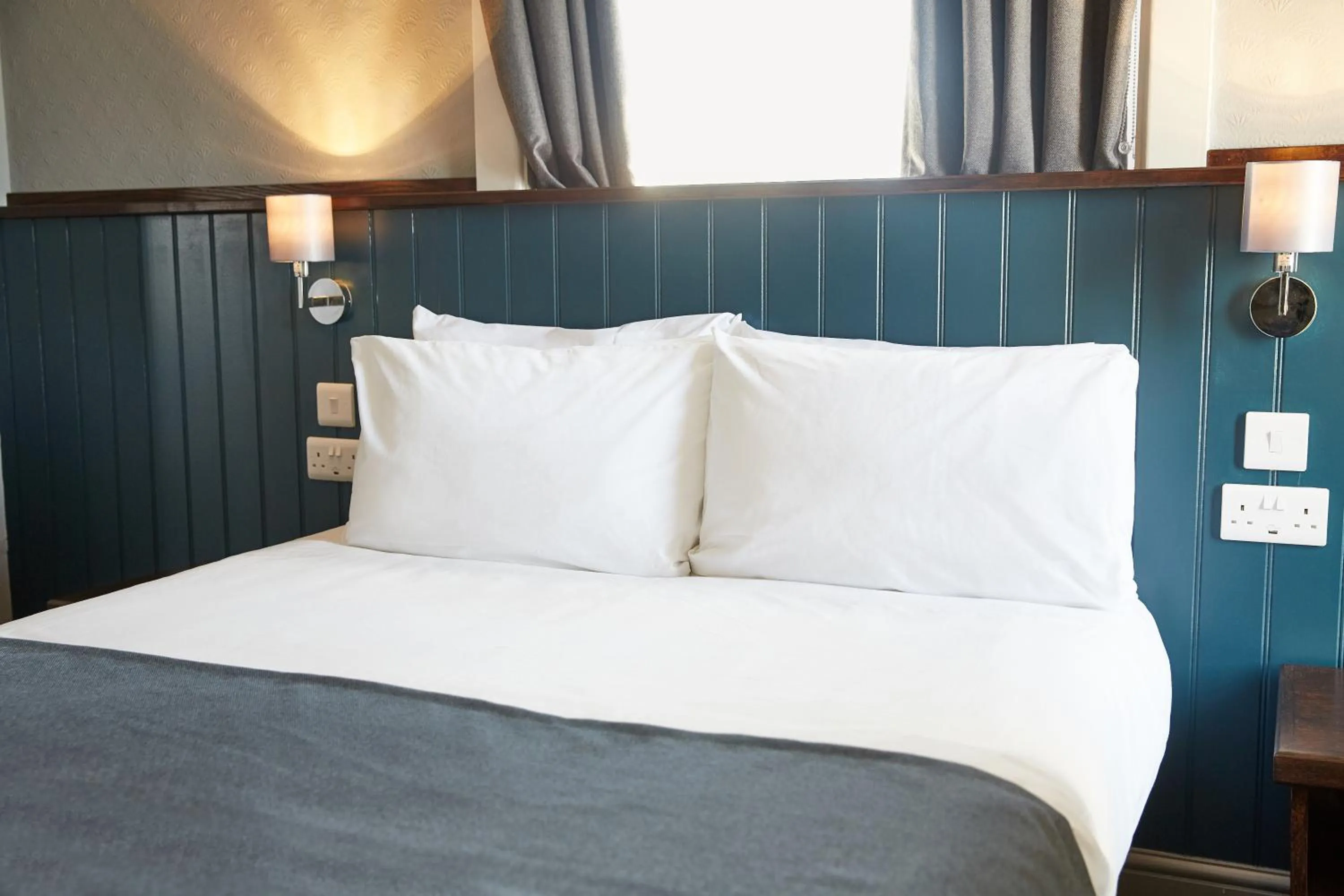 Bed in The Spyglass & Kettle by Greene King Inns