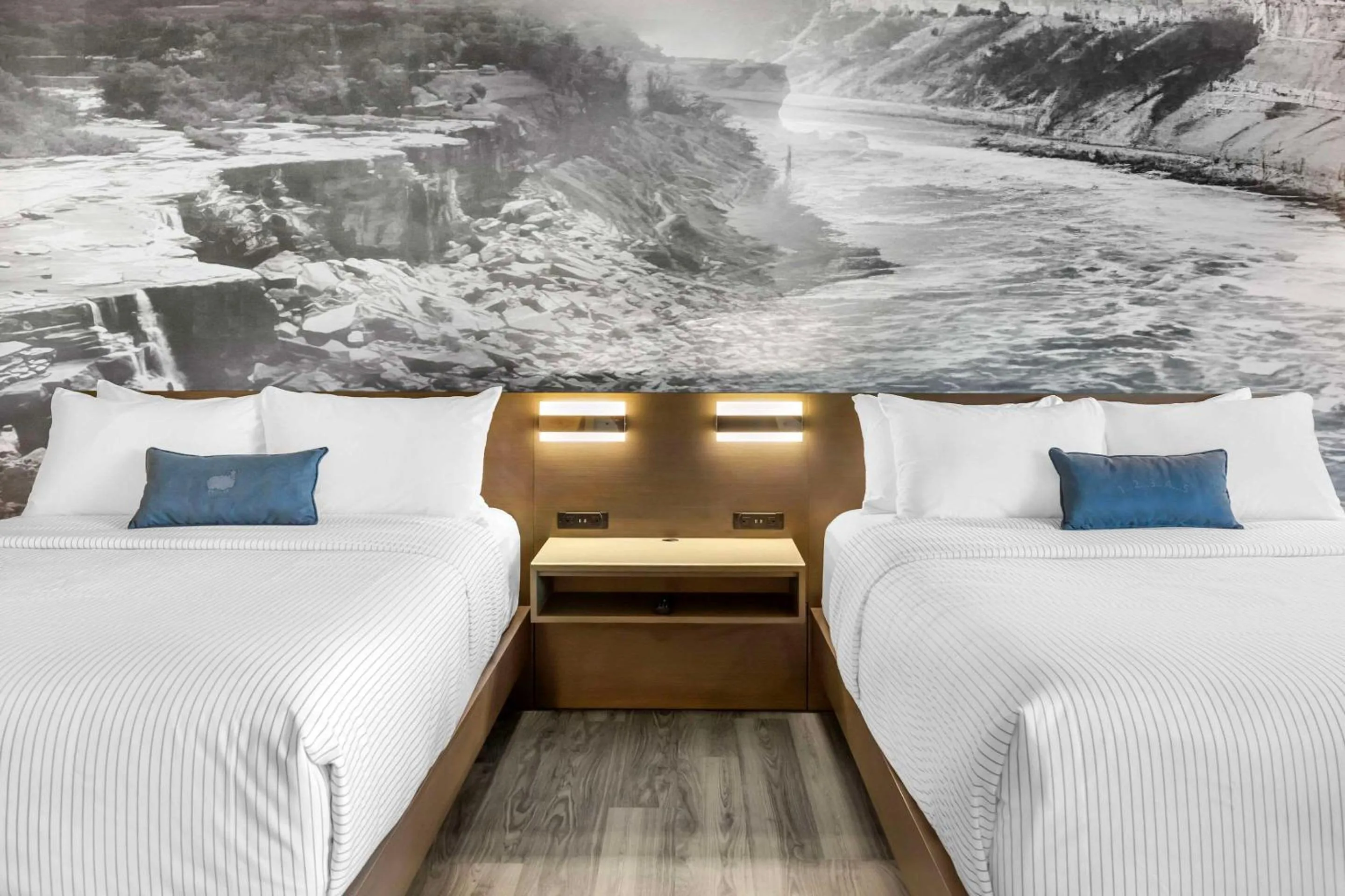 Bedroom, Bed in Cambria Hotel Niagara Falls