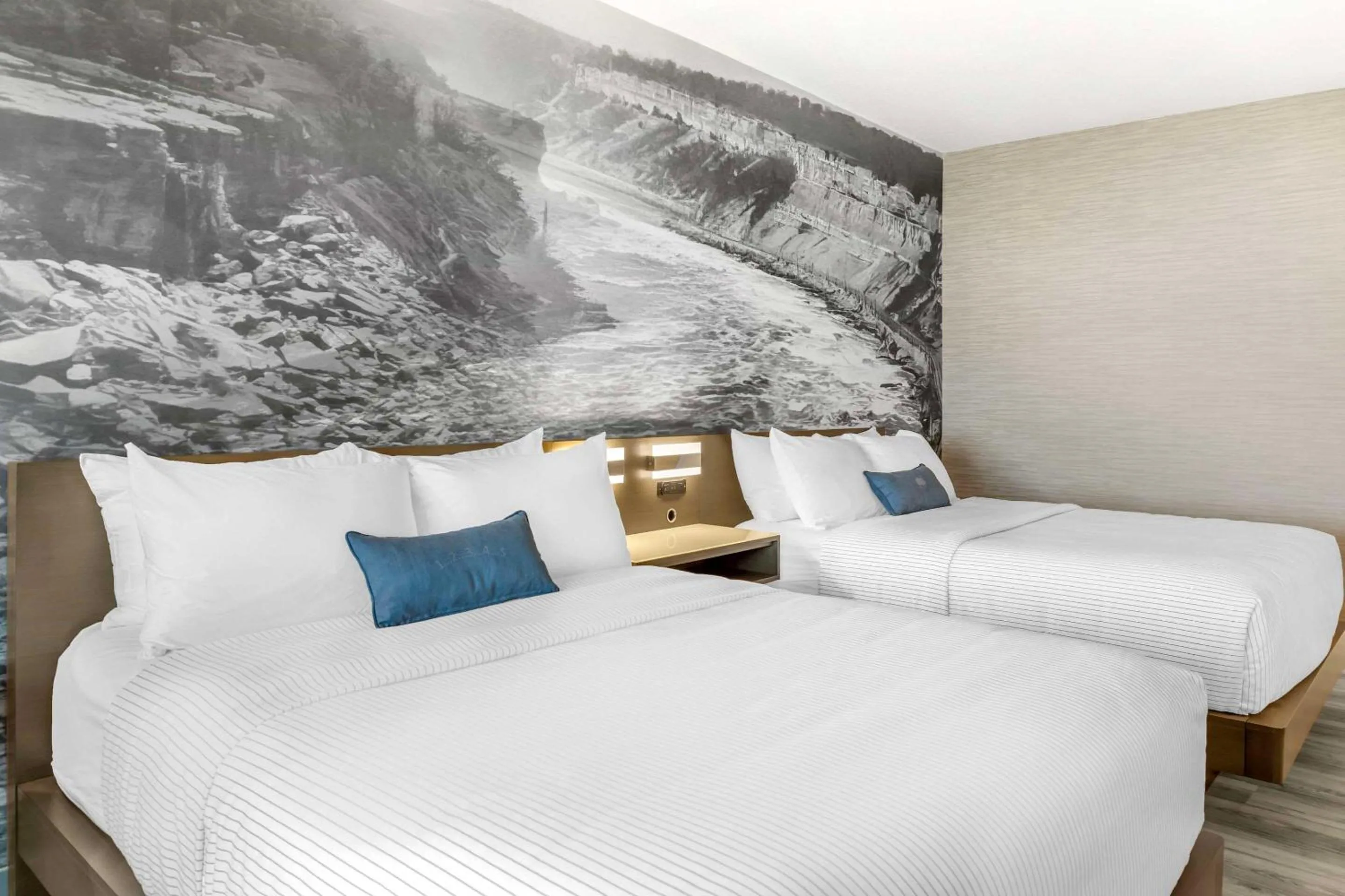 Bedroom, Bed in Cambria Hotel Niagara Falls