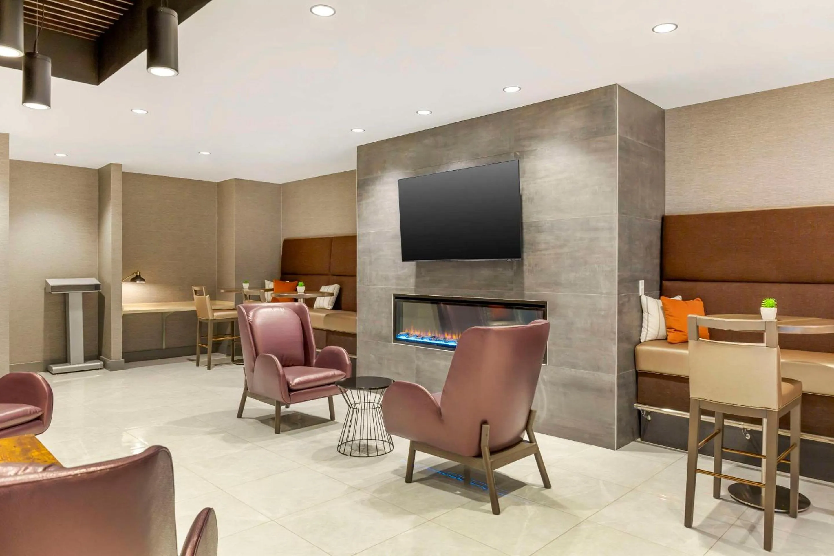 Lounge or bar in Cambria Hotel Niagara Falls