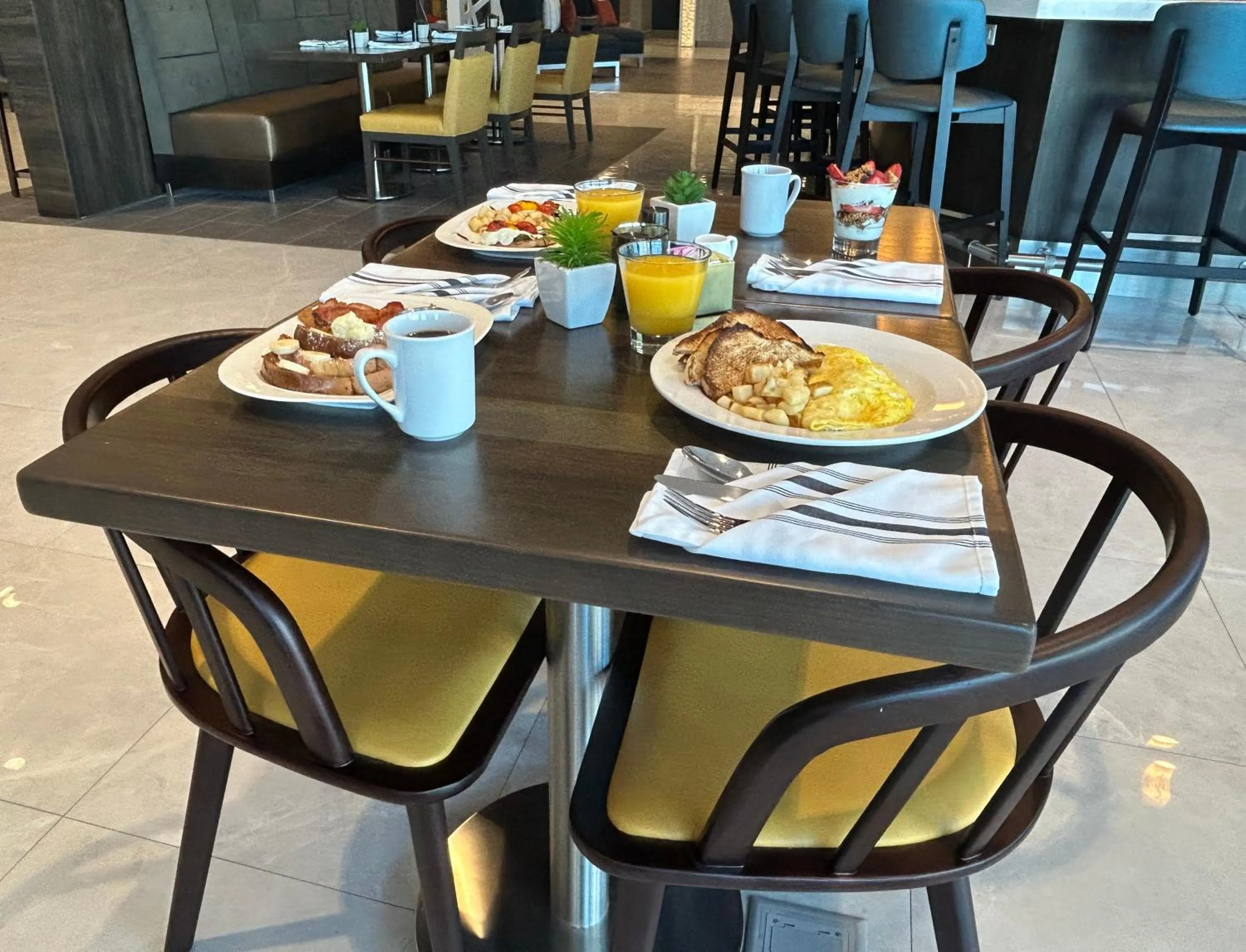 Restaurant/places to eat in Cambria Hotel Niagara Falls