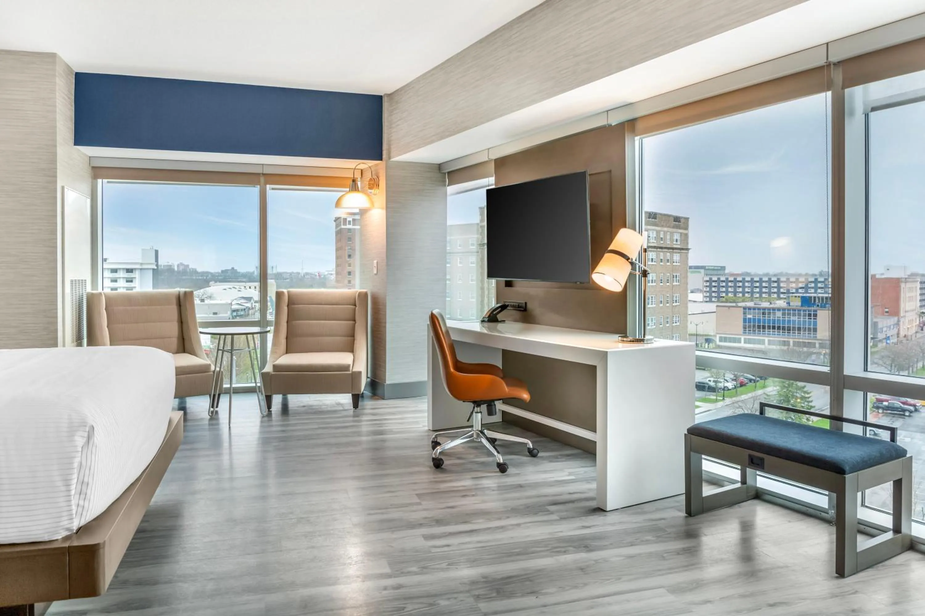 TV and multimedia, Bed in Cambria Hotel Niagara Falls