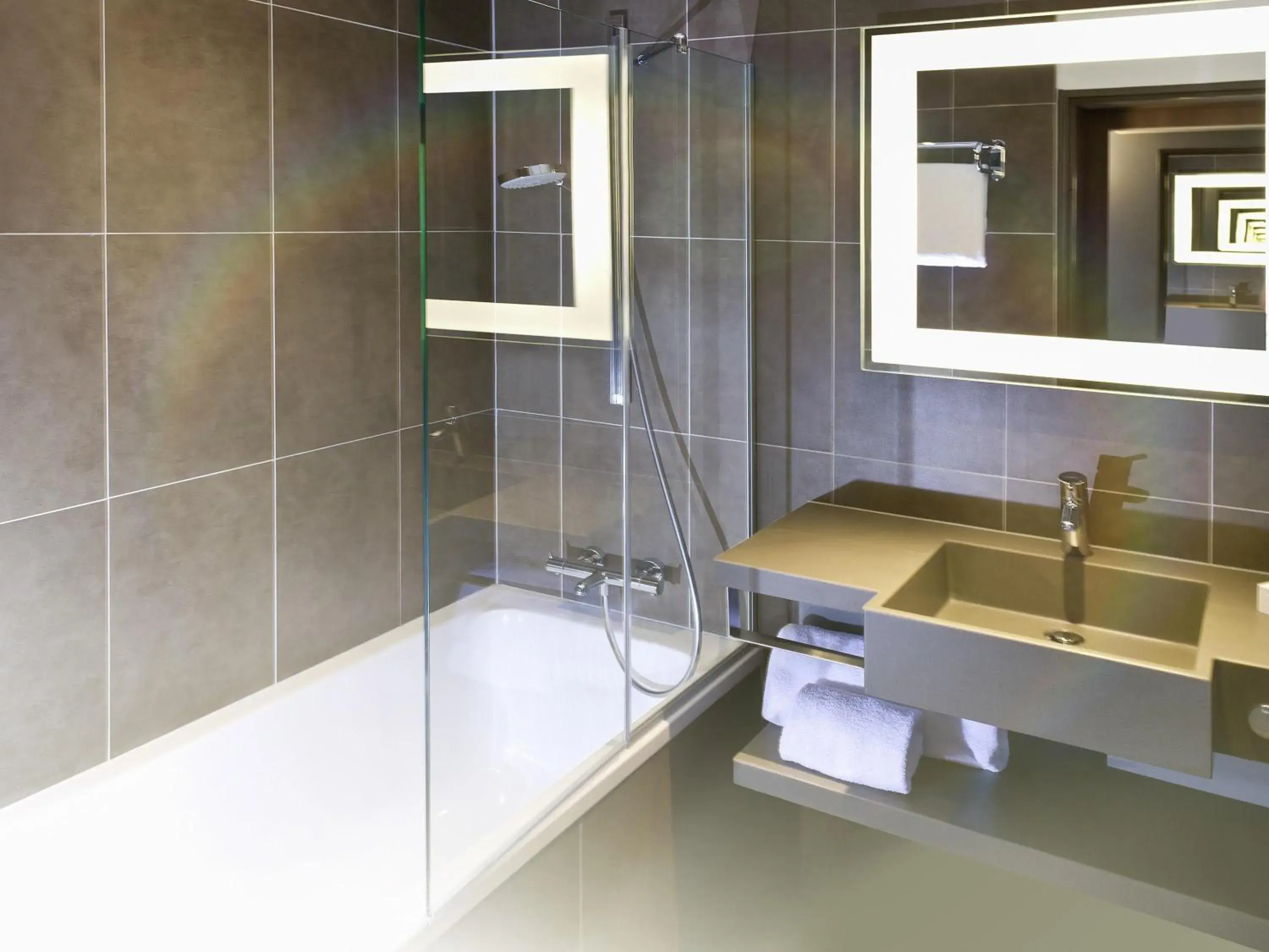 Superior Premium Queen Room in Novotel Coventry Superior Premium Queen Room in Novotel Coventry