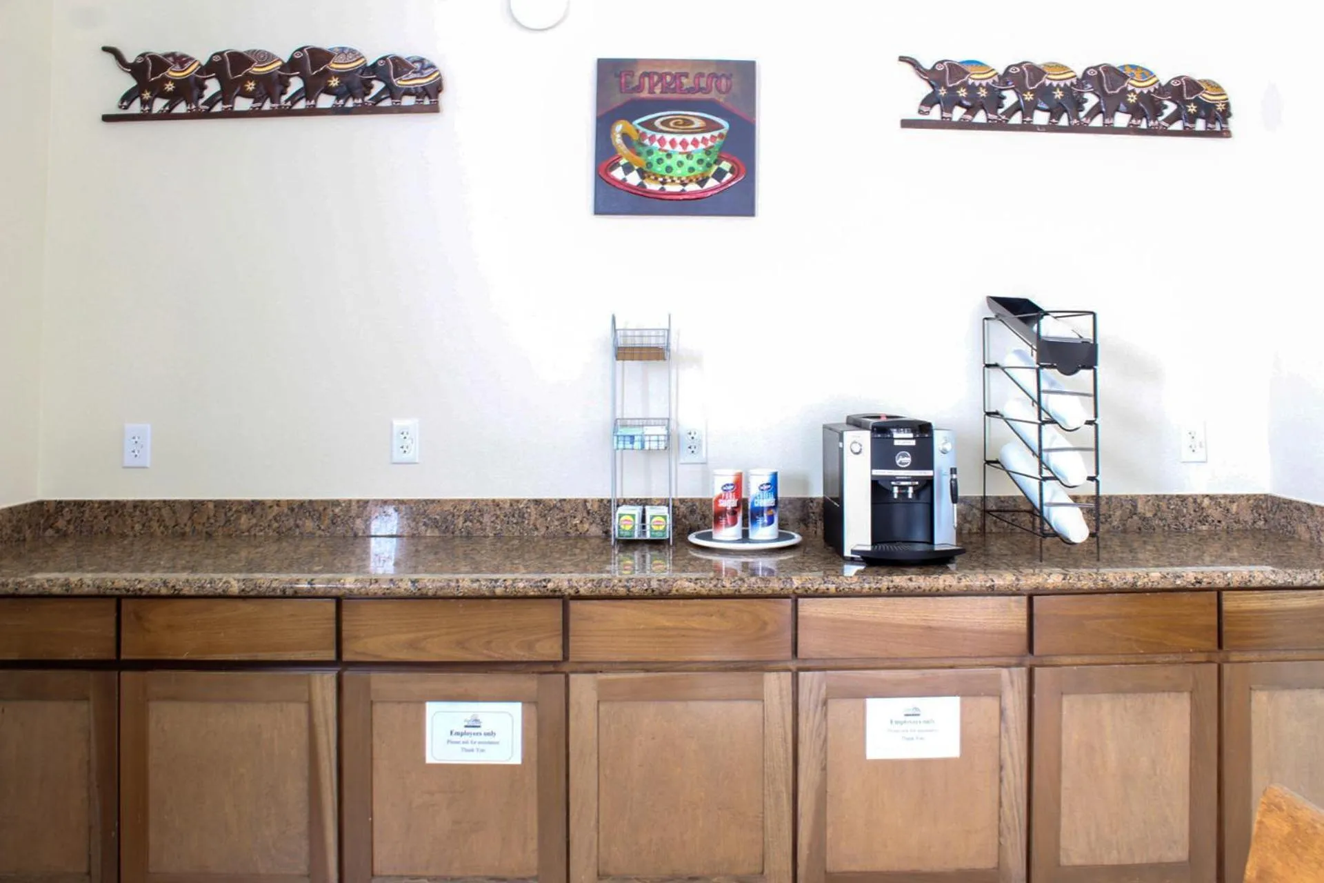 Coffee/tea facilities in Texas Bungalows Hotel & Hotel Que at Lakeline Austin Cedar Park