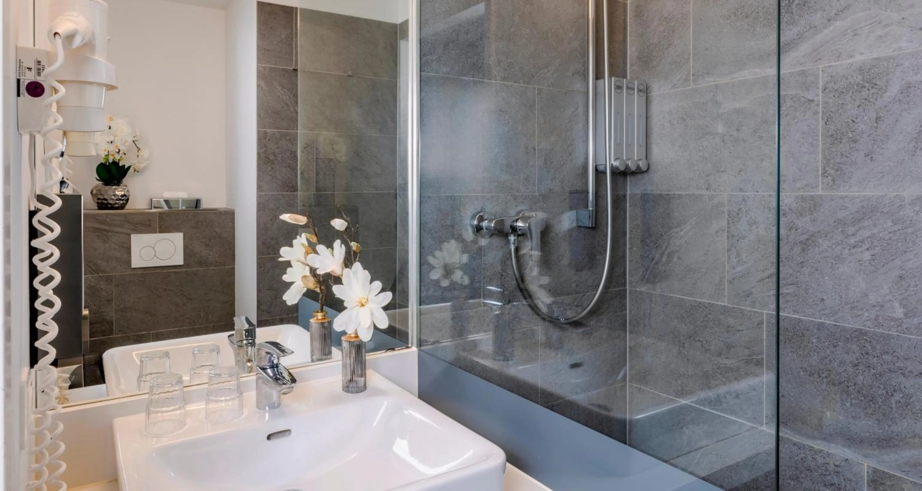 Bathroom in PLAZA INN Dachau - München