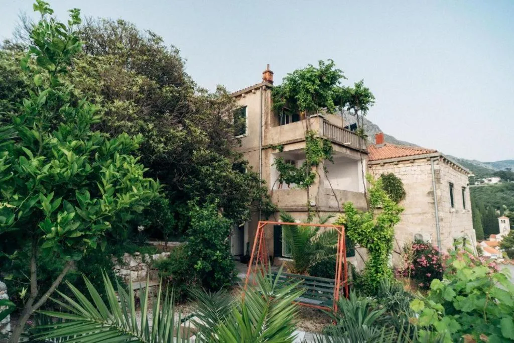 Property building in Villa Šoti