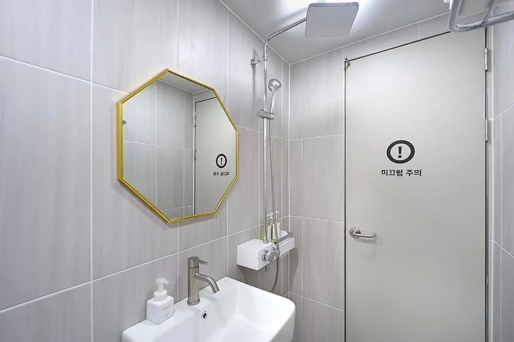 Shower in Hotel Calmrest