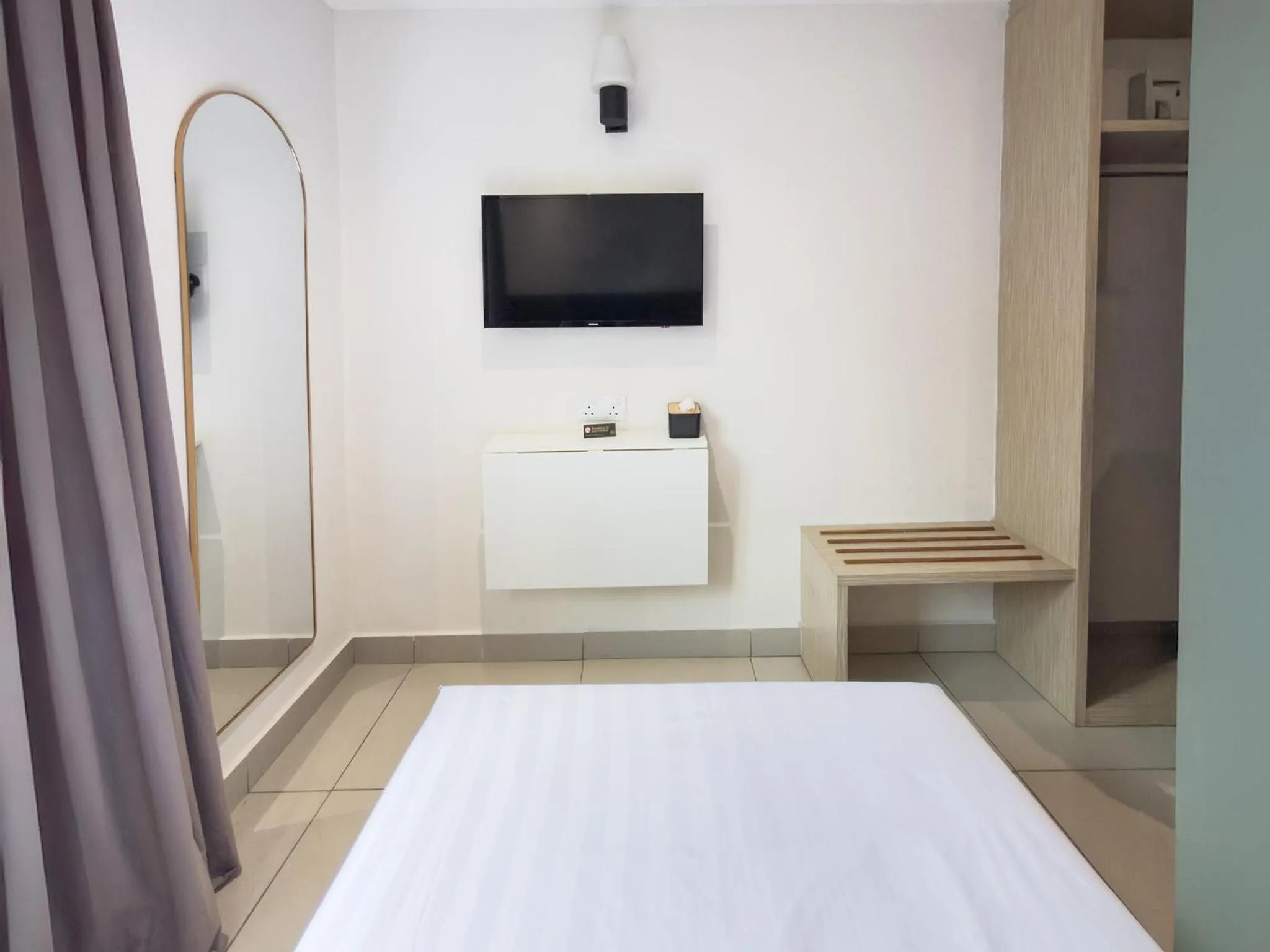 Bedroom, Bed in Living At DSulaiman Hotel