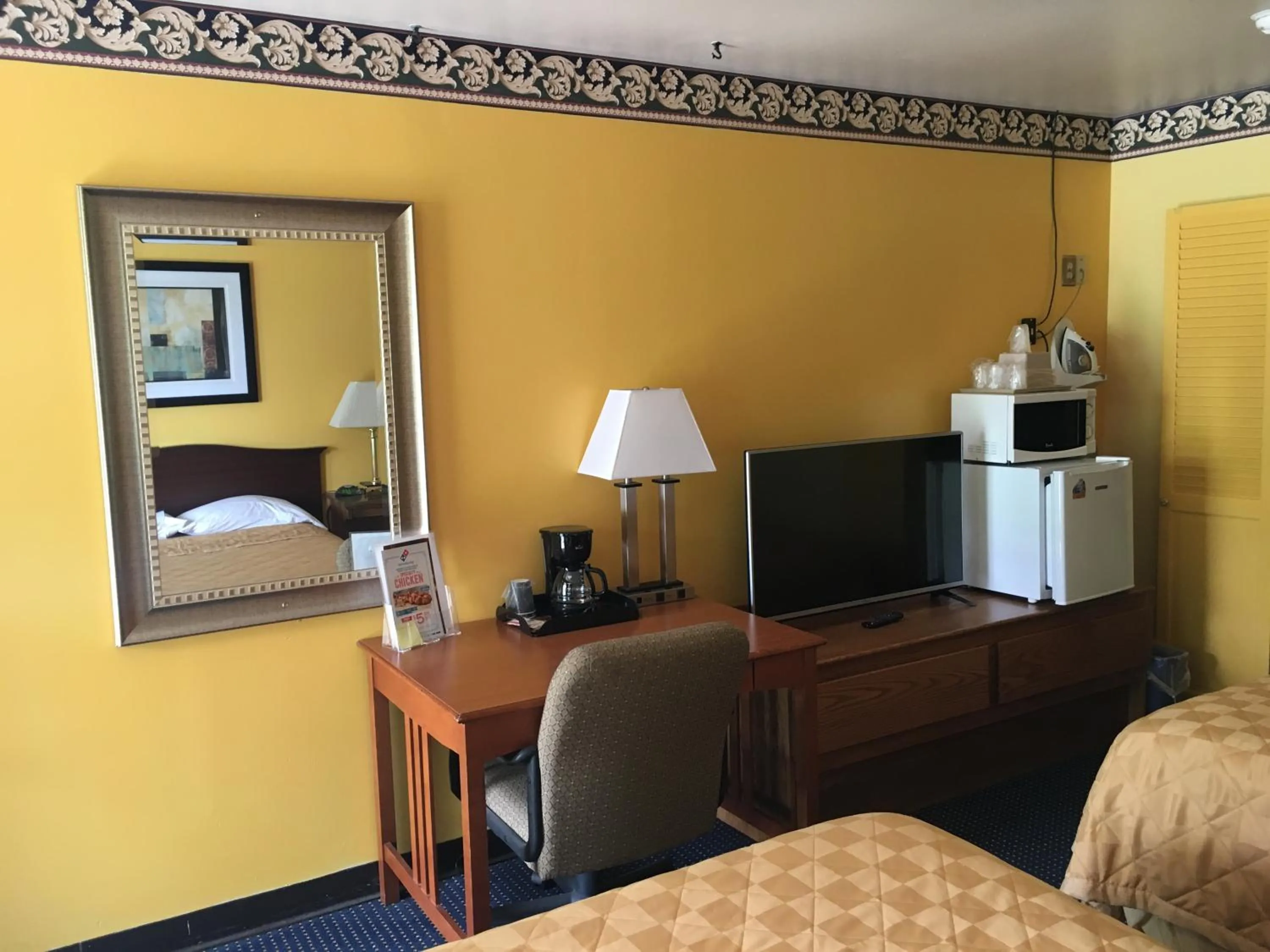 Photo of the whole room, Bed in Norwalk Inn