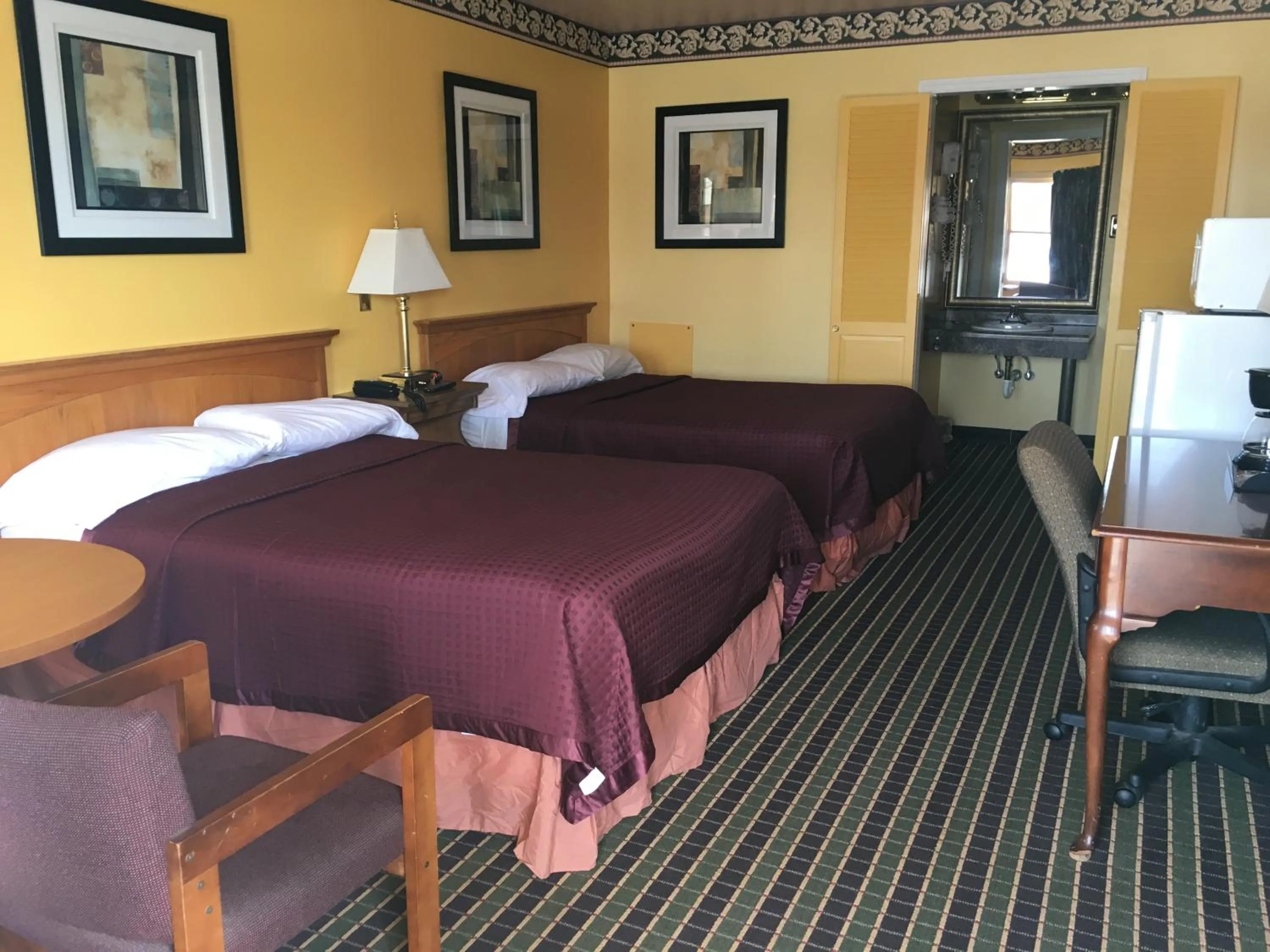Photo of the whole room, Bed in Norwalk Inn