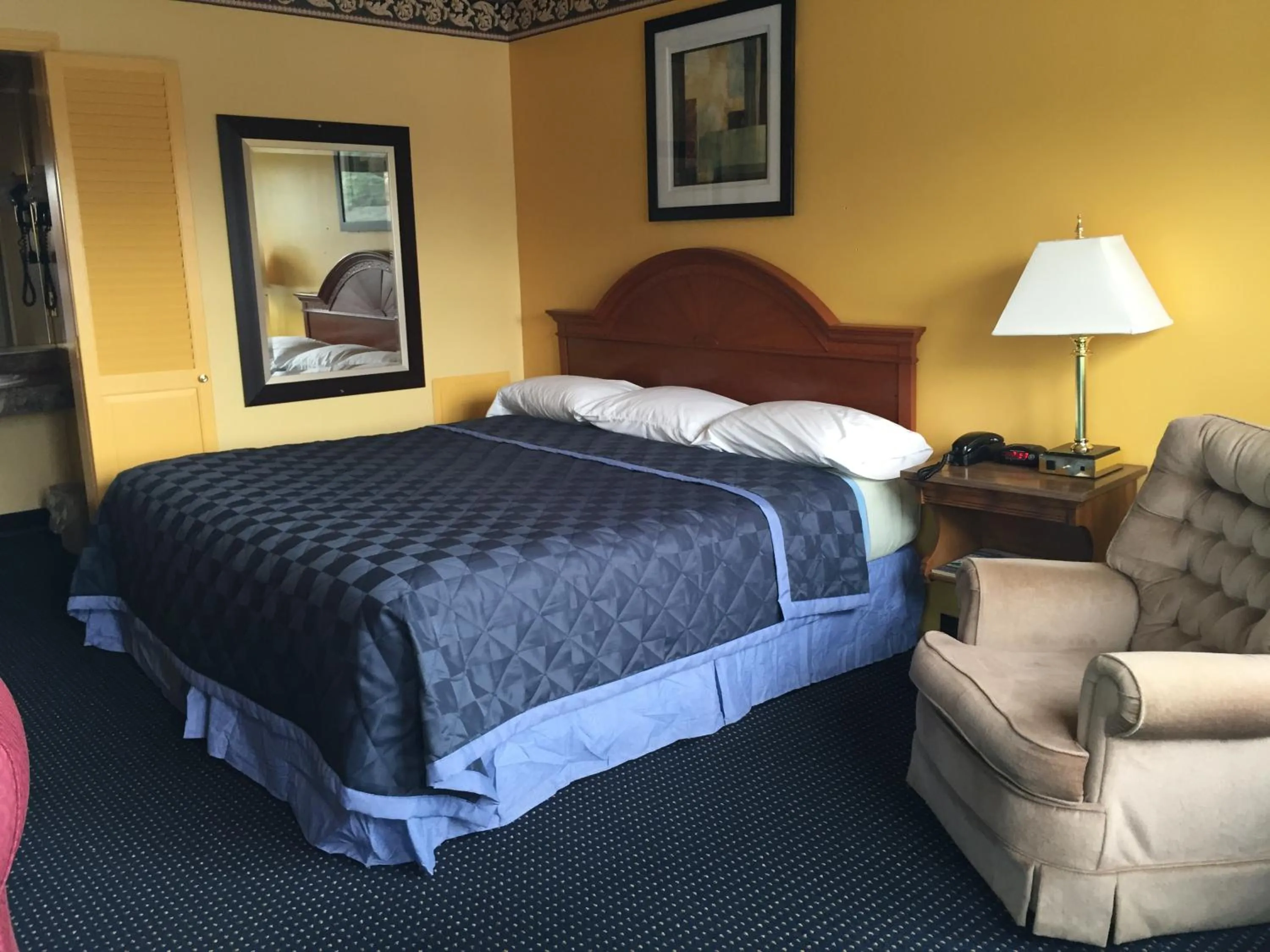 Photo of the whole room, Bed in Norwalk Inn