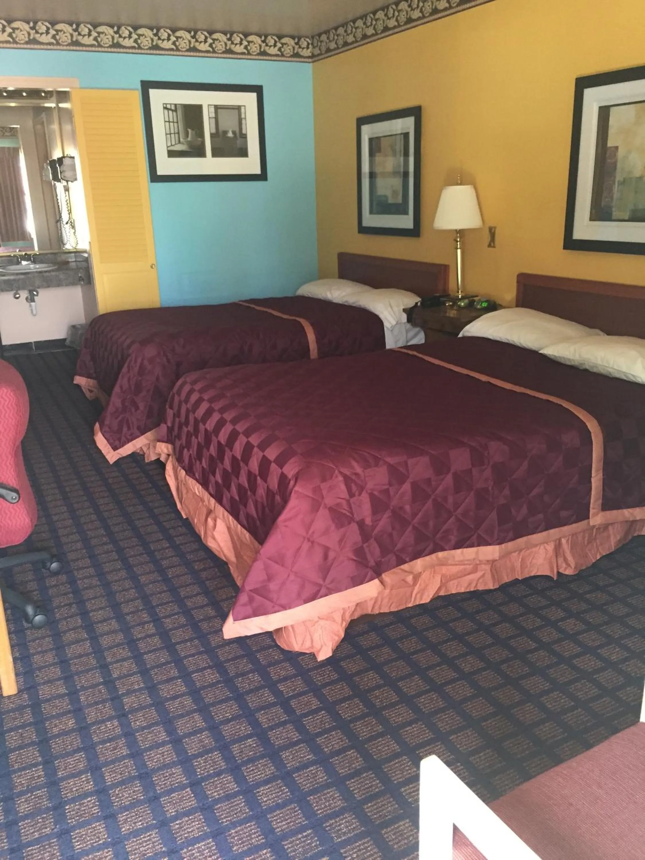 Photo of the whole room, Bed in Norwalk Inn