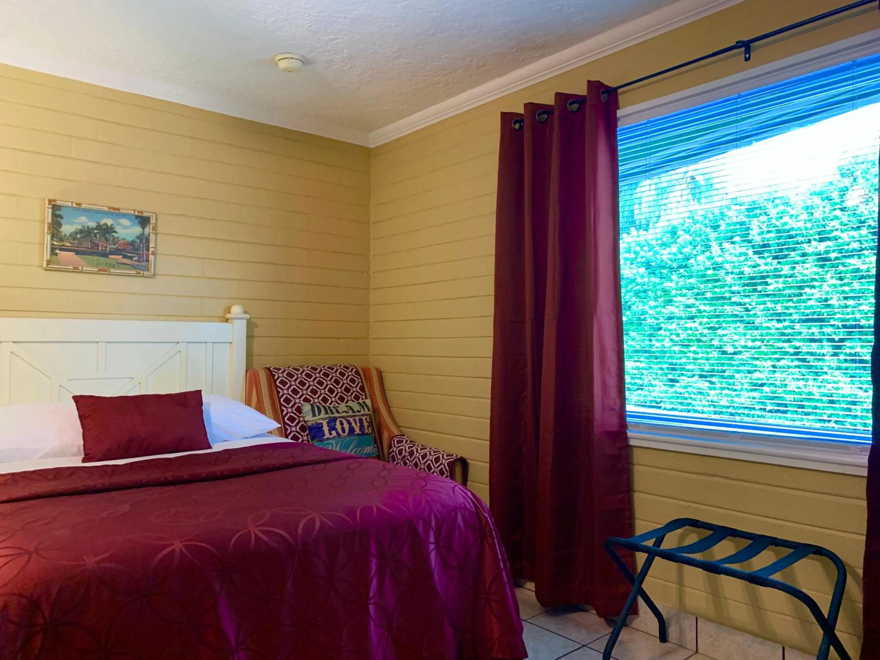 Lakeside Inn and Cafe