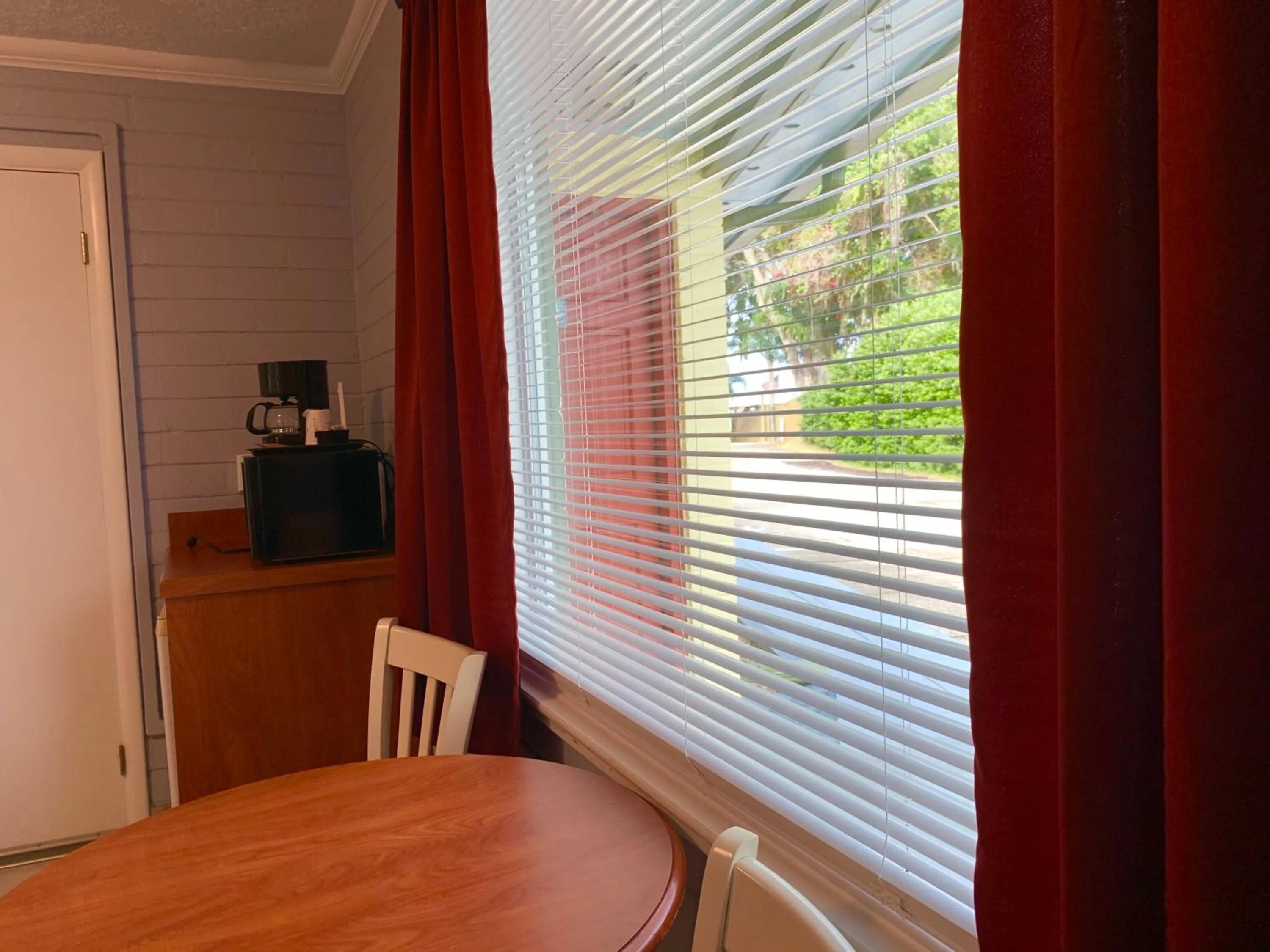 Lakeside Inn and Cafe