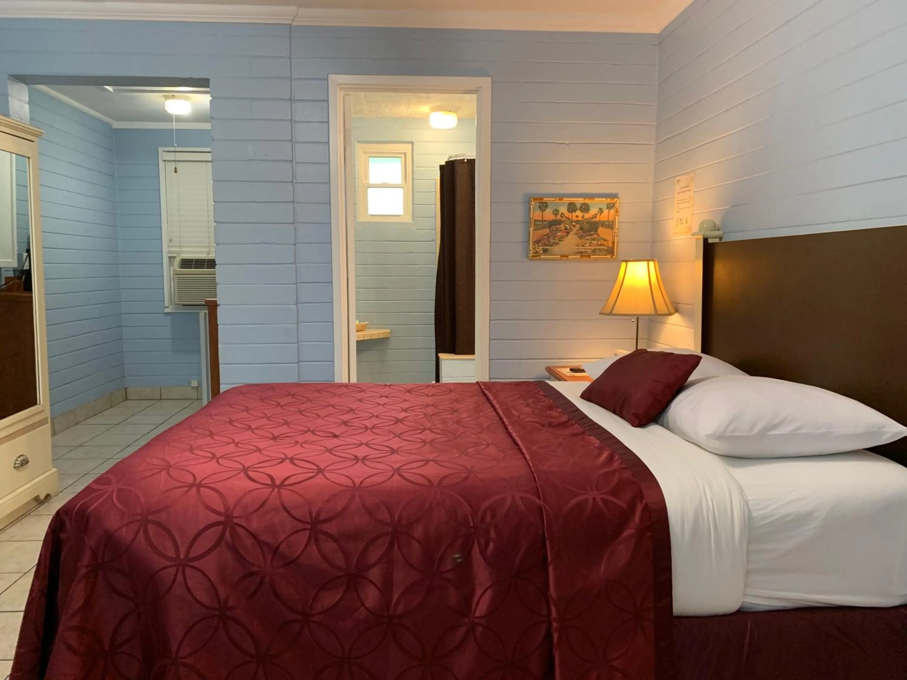 Lakeside Inn and Cafe