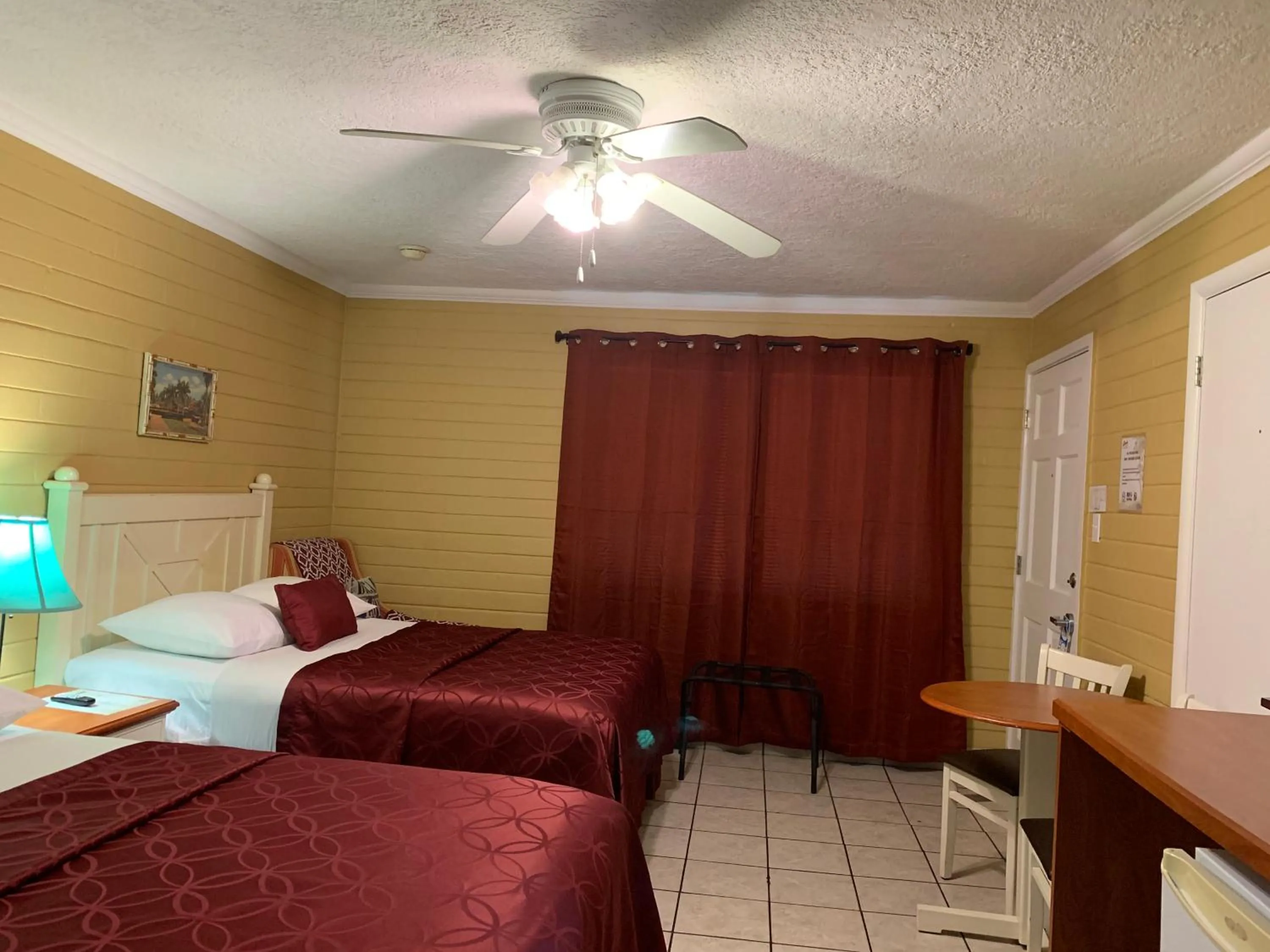 Lakeside Inn and Cafe