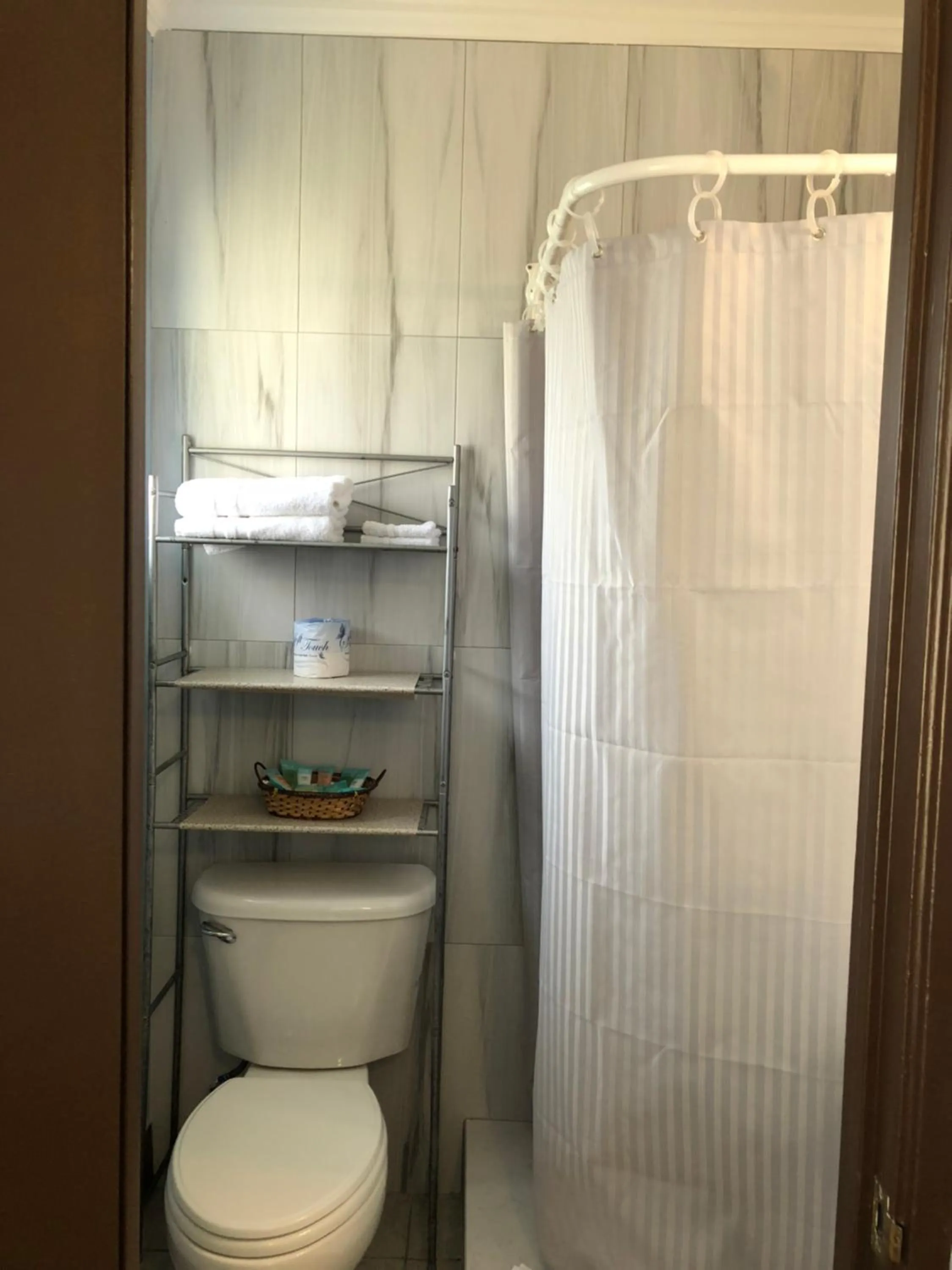 Lakeside Inn and Cafe