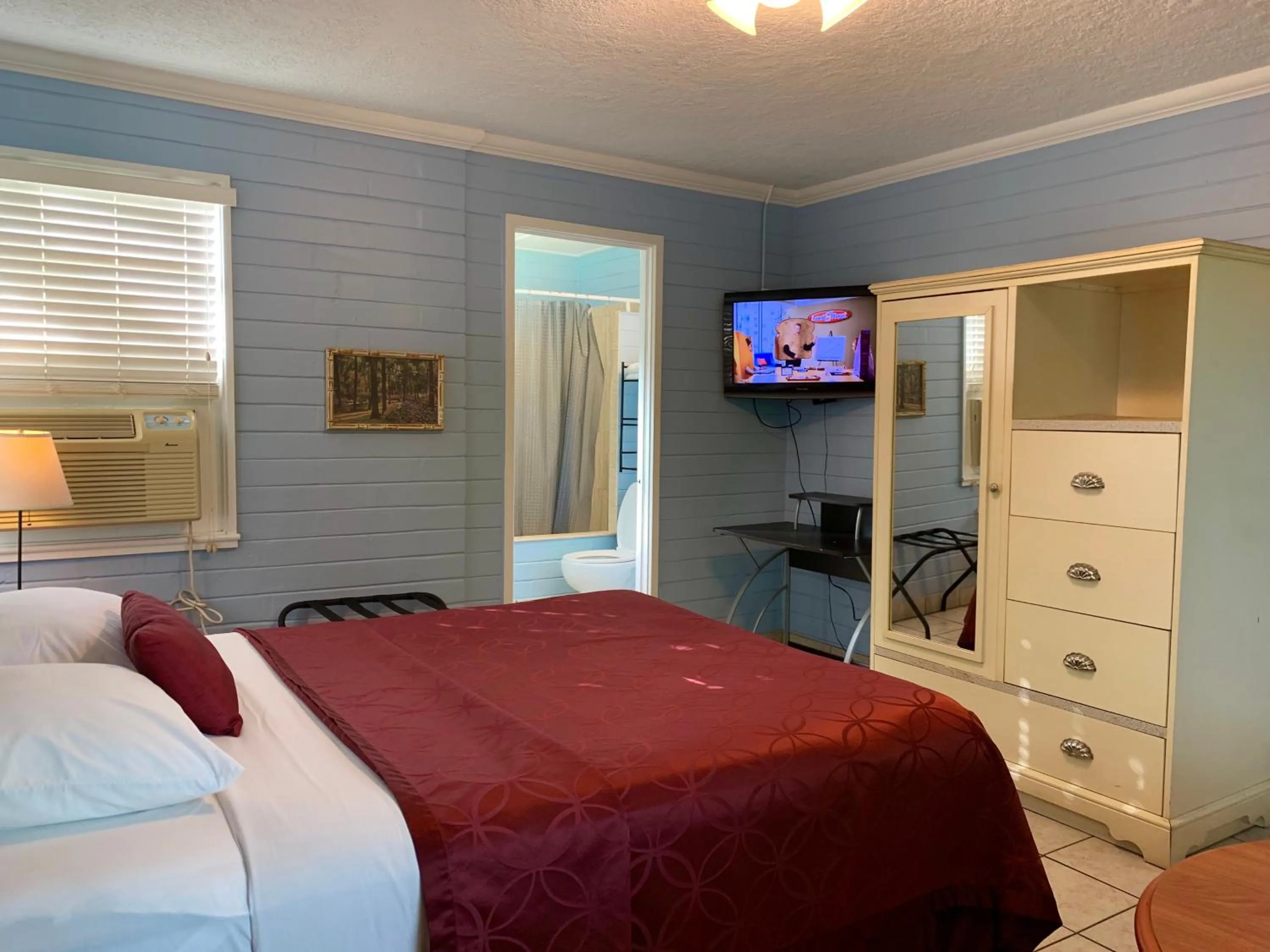 Lakeside Inn and Cafe