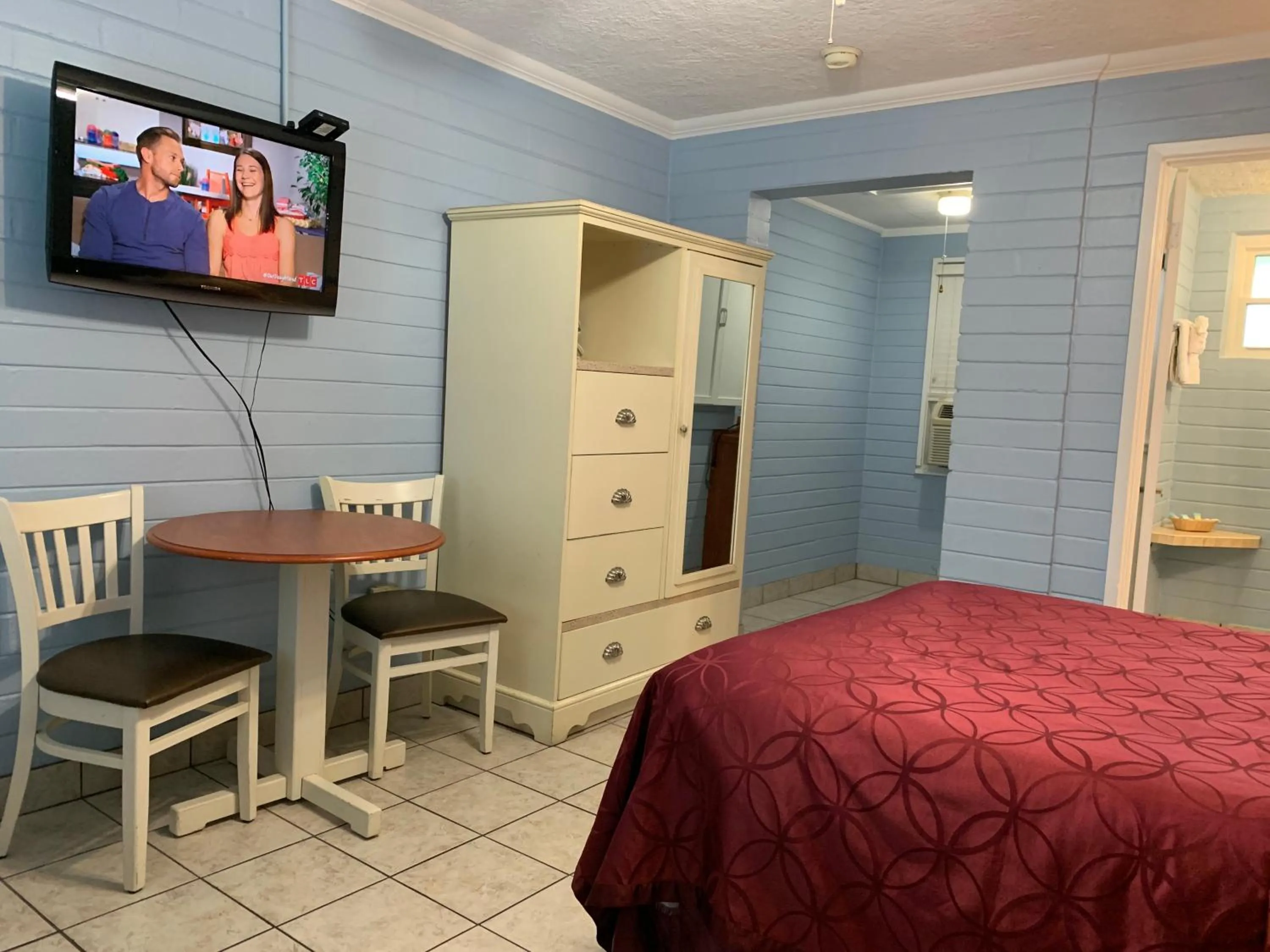 Lakeside Inn and Cafe