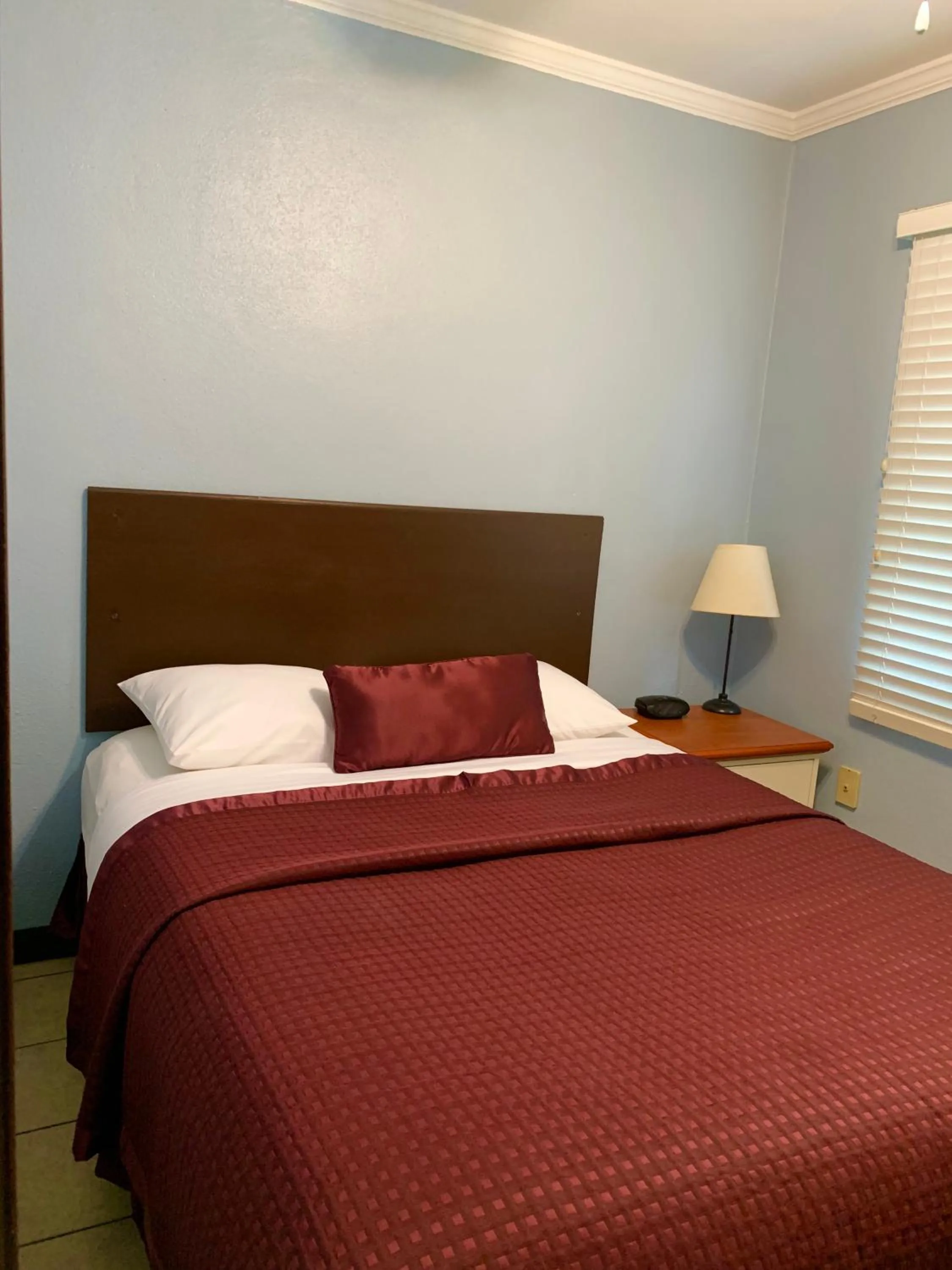 Lakeside Inn and Cafe