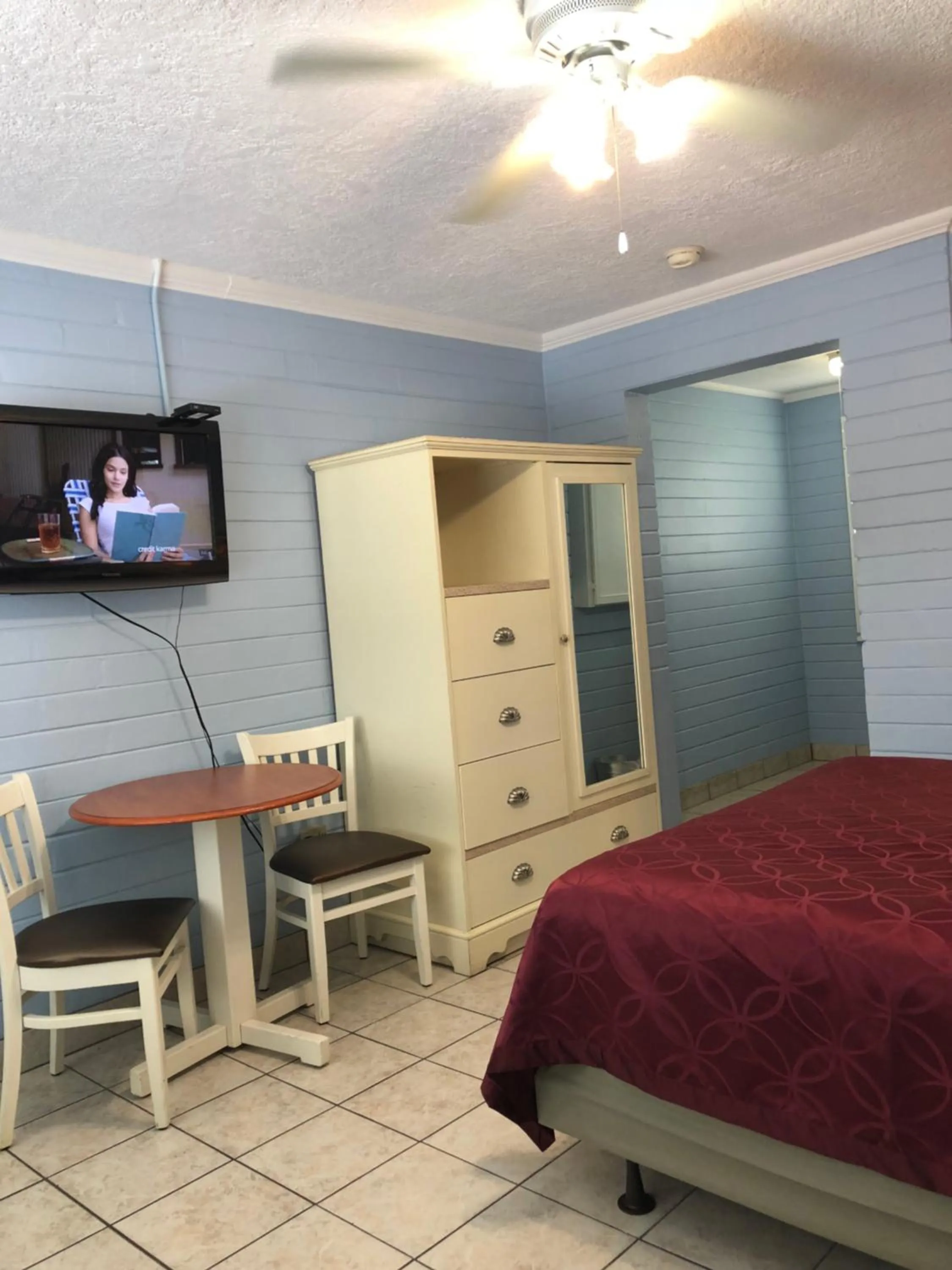 Lakeside Inn and Cafe