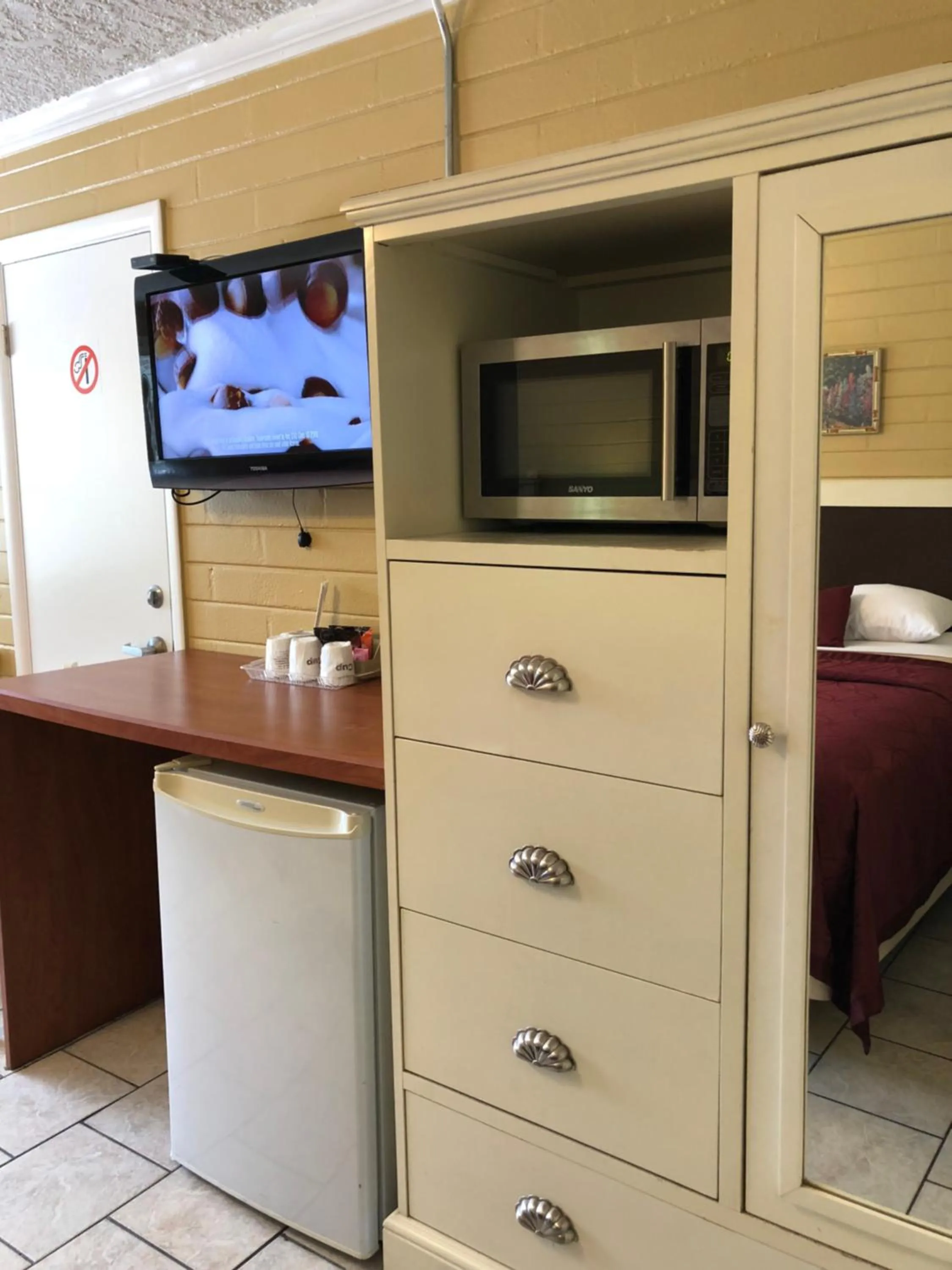 Lakeside Inn and Cafe