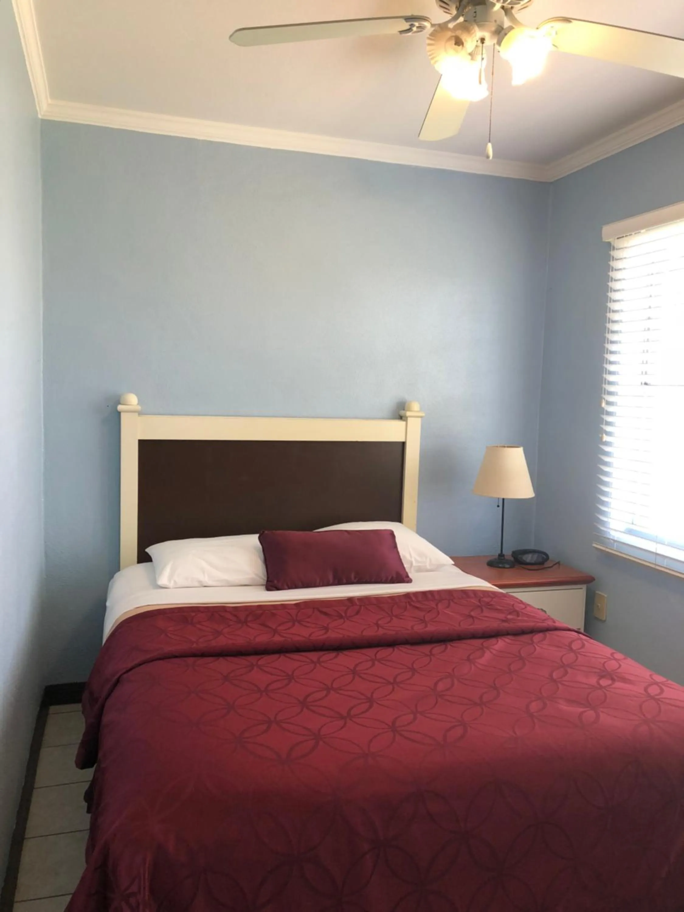 Lakeside Inn and Cafe