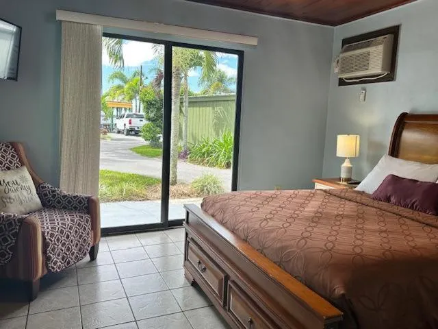 Lakeside Inn and Cafe