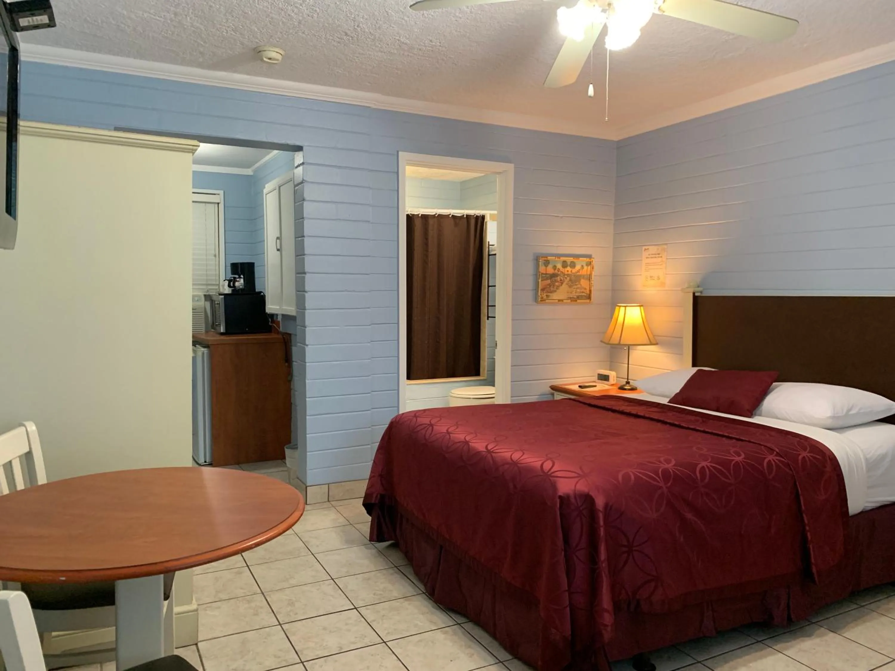 Lakeside Inn and Cafe