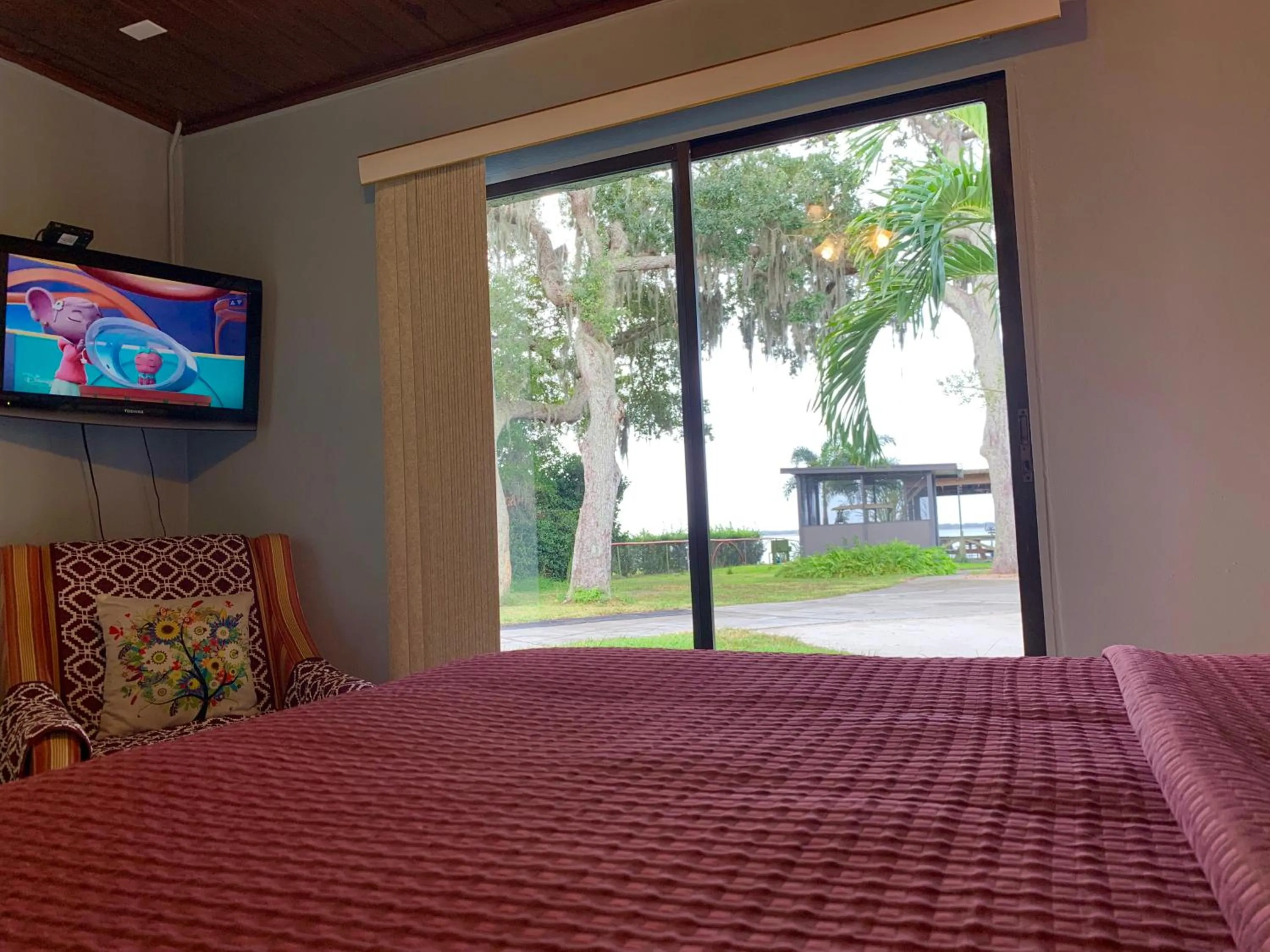 Lakeside Inn and Cafe