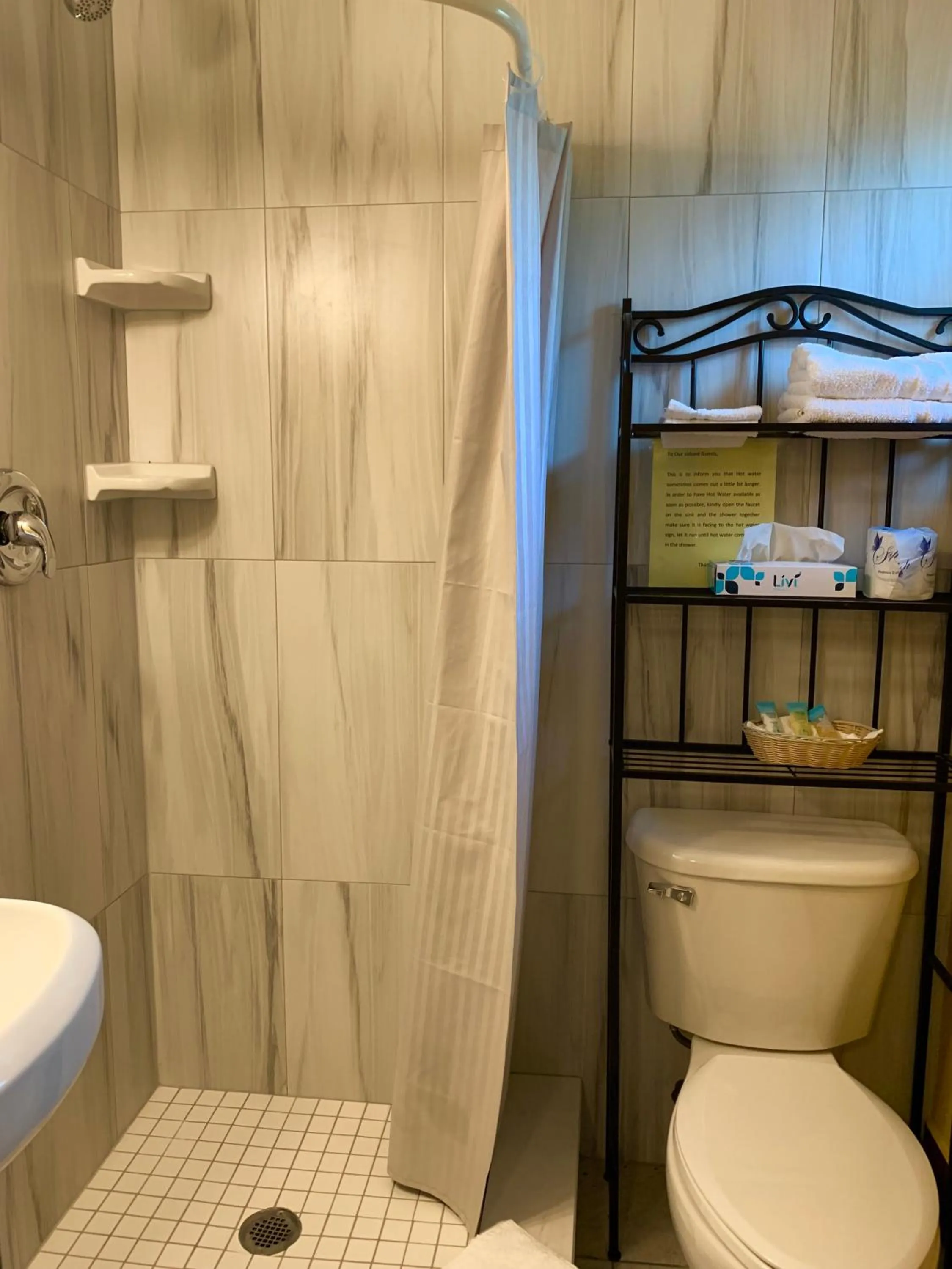 Lakeside Inn and Cafe