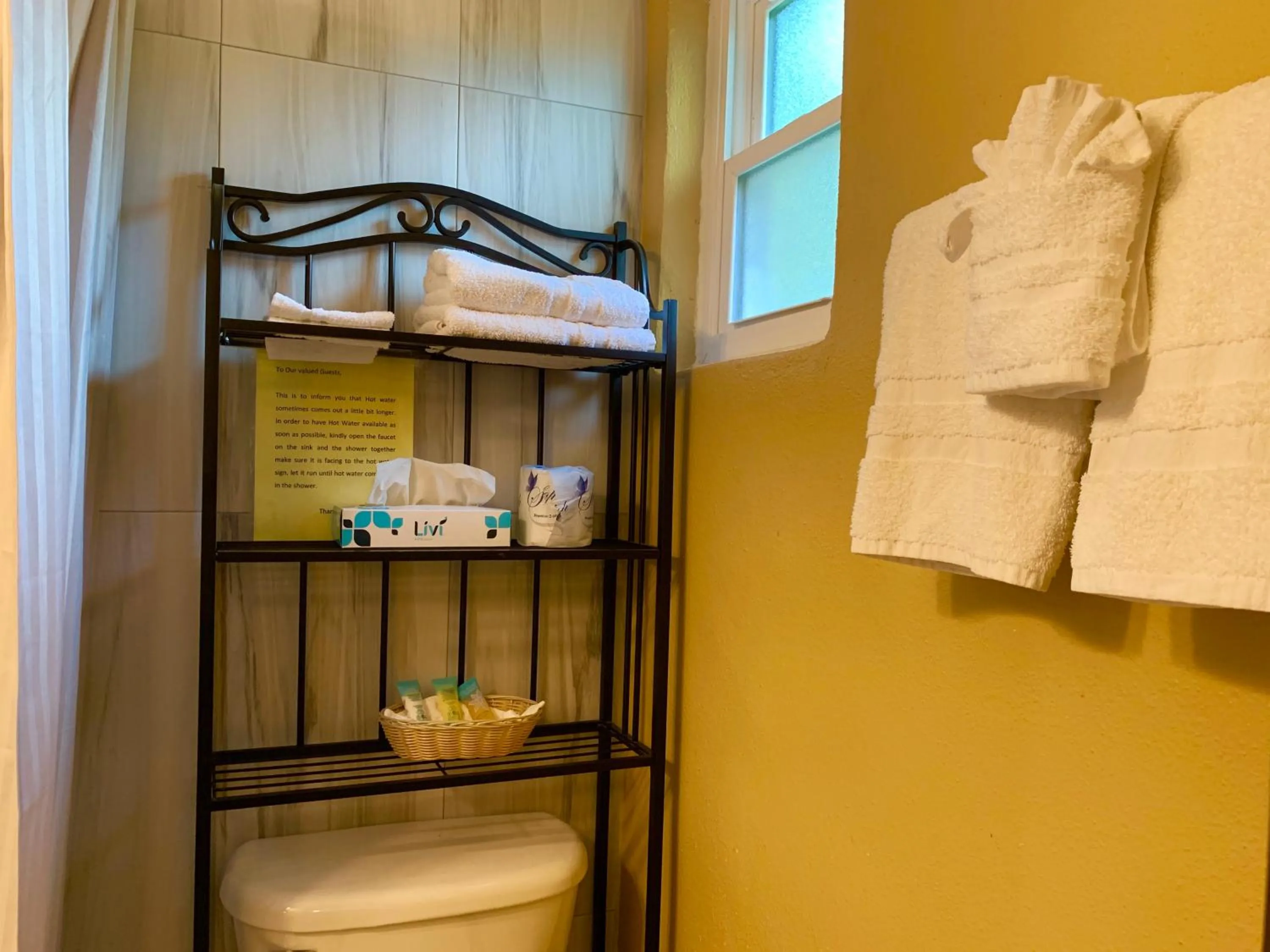 Lakeside Inn and Cafe