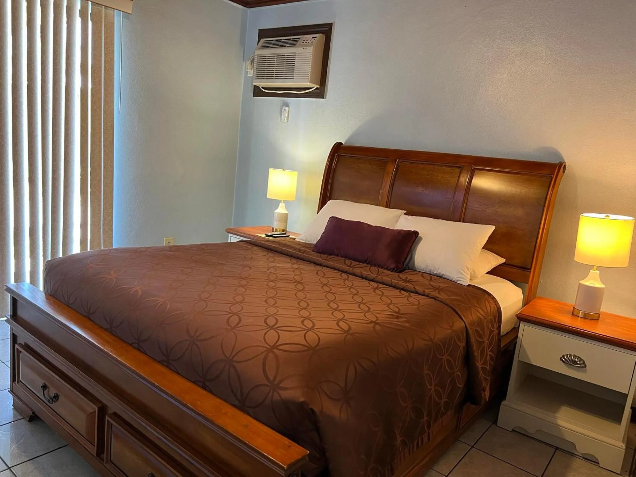 Lakeside Inn and Cafe