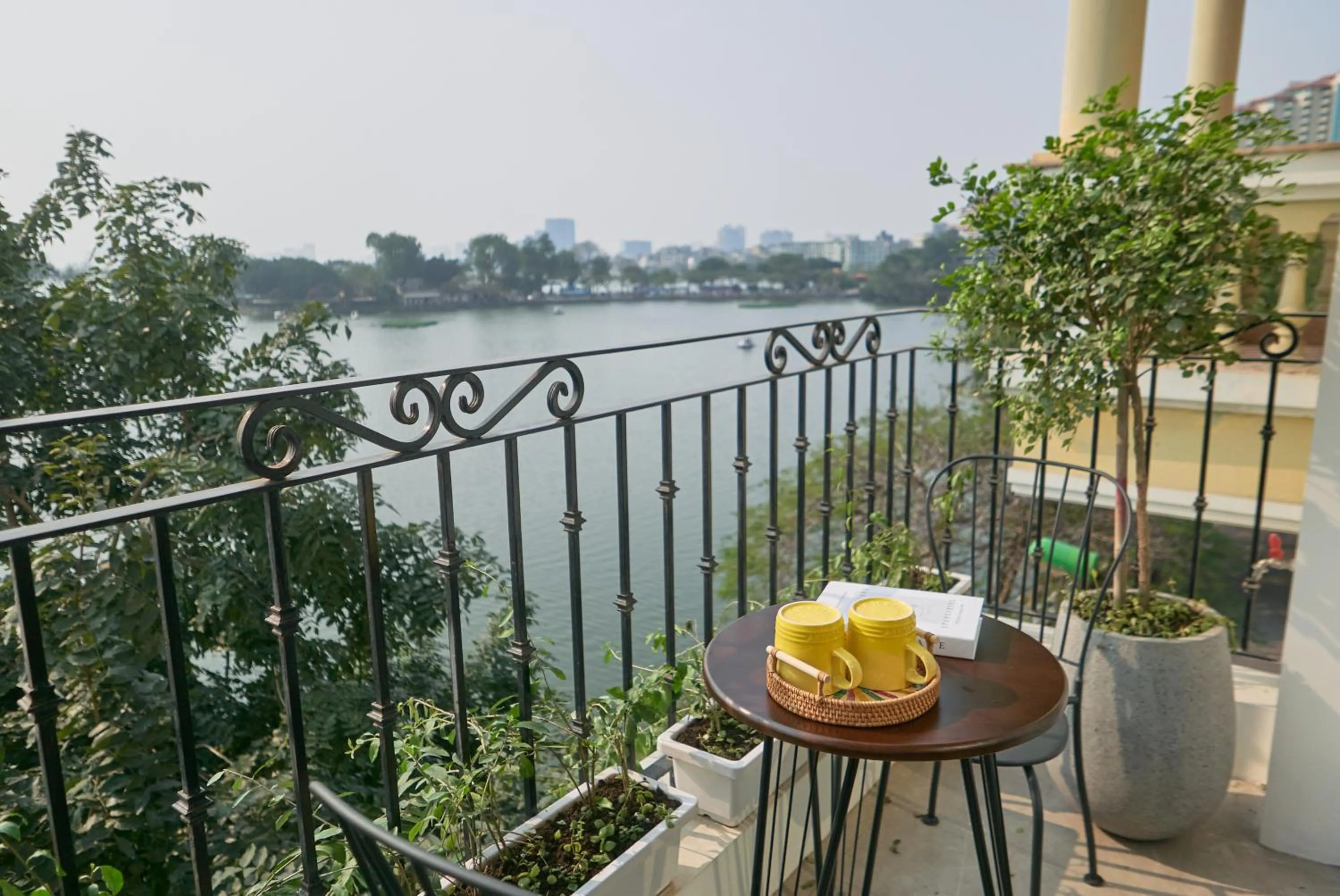 Apartment with Lake View - single occupancy in Hanoi Shouten - Staycation