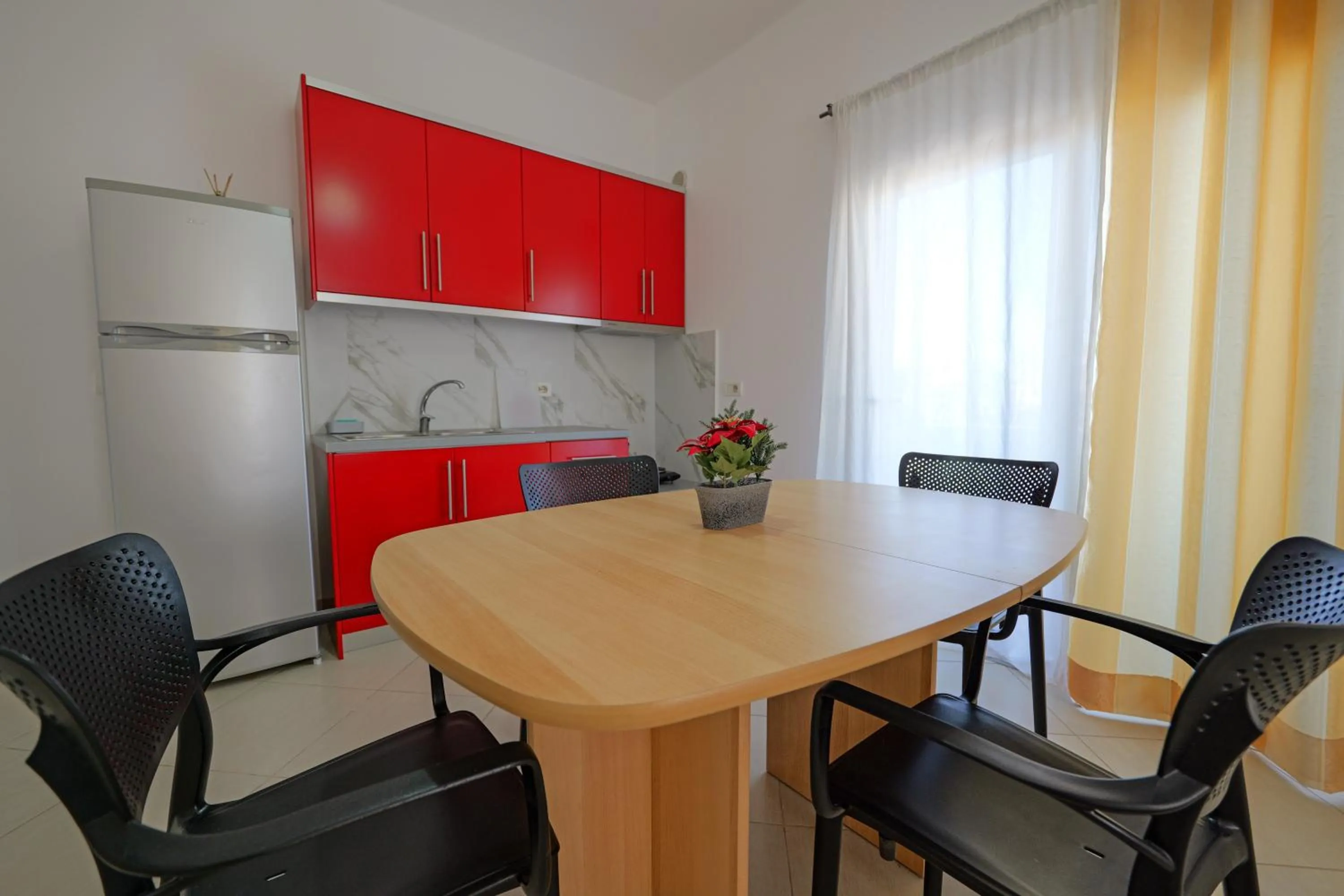 Dining area in Central Garden Sofia 1- Free Parking