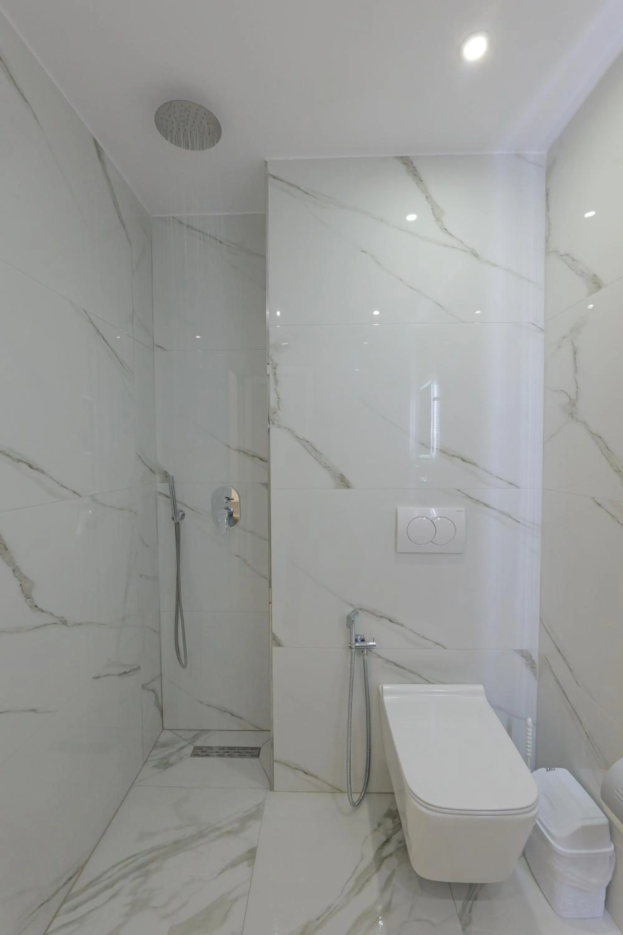 Shower in Central Garden Sofia 1- Free Parking