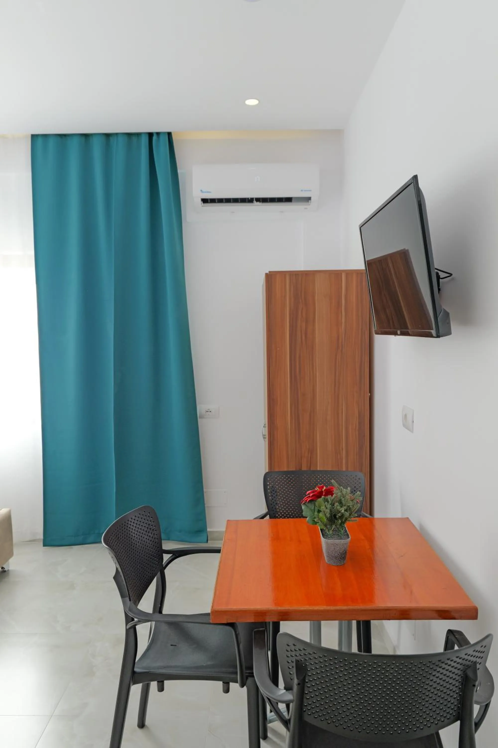 Dining area in Central Garden Sofia 1- Free Parking