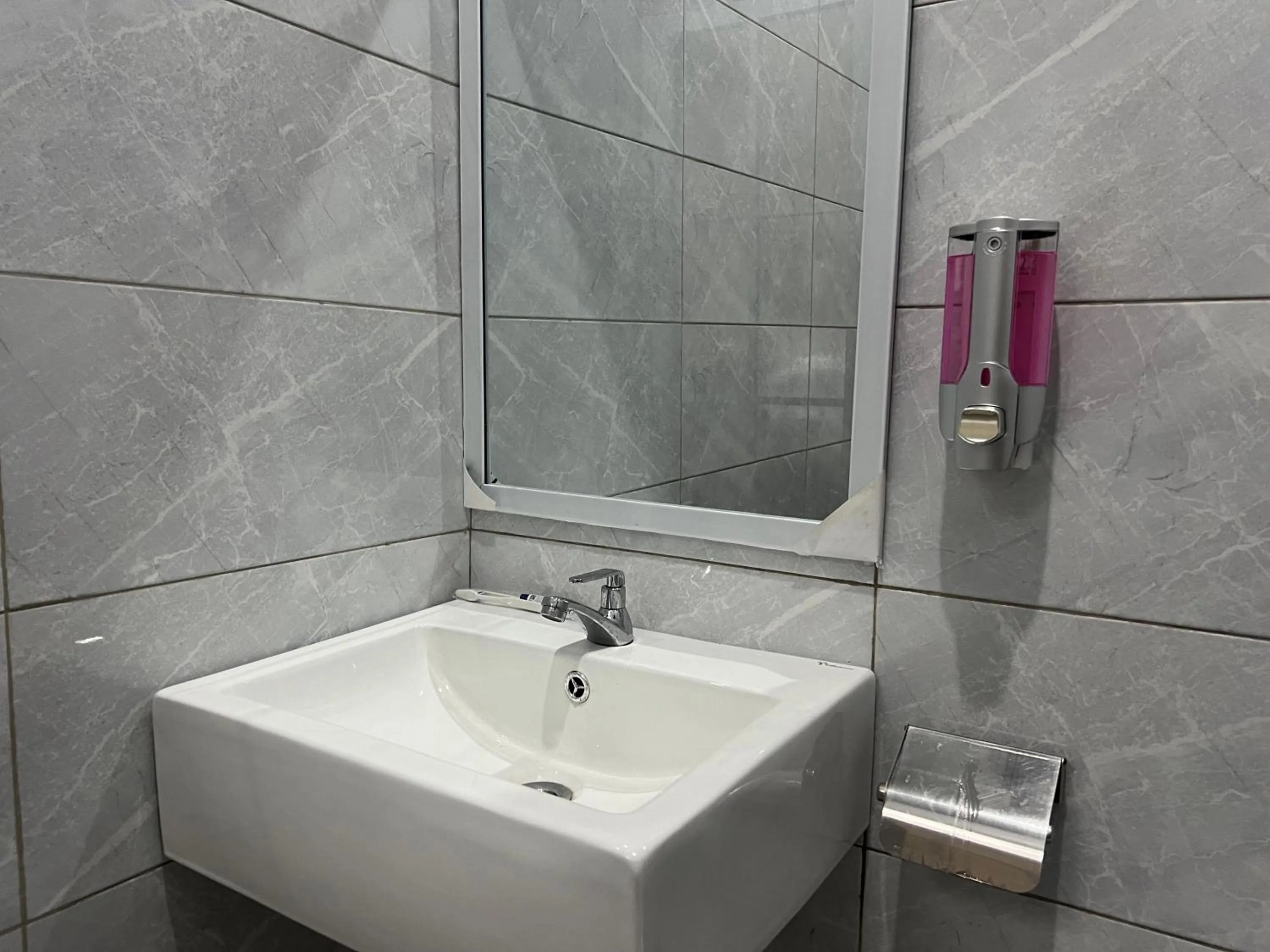 Bathroom in Brenn Hotel Semarang Mitra Reddoorz