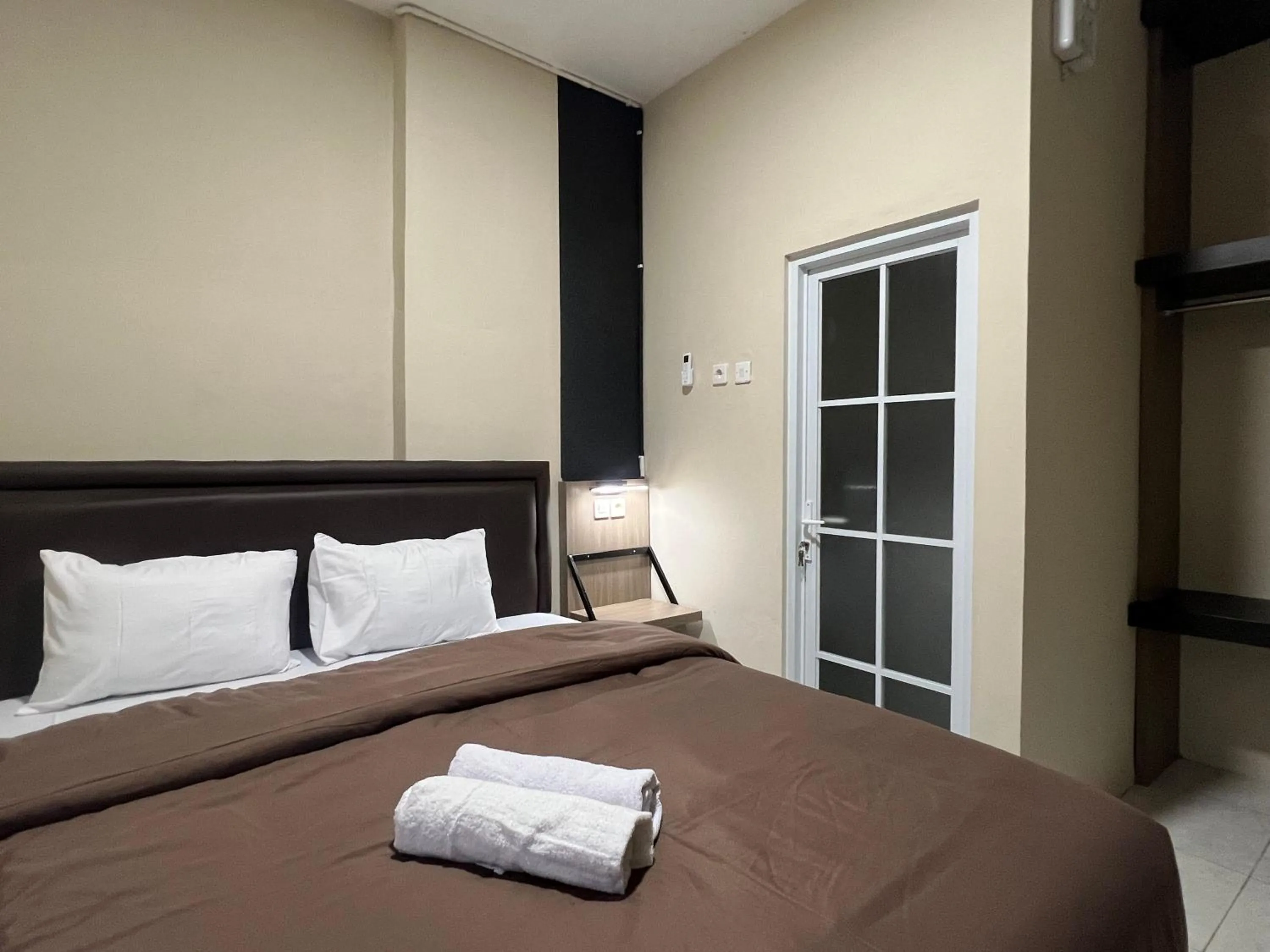 Bed in Brenn Hotel Semarang Mitra Reddoorz