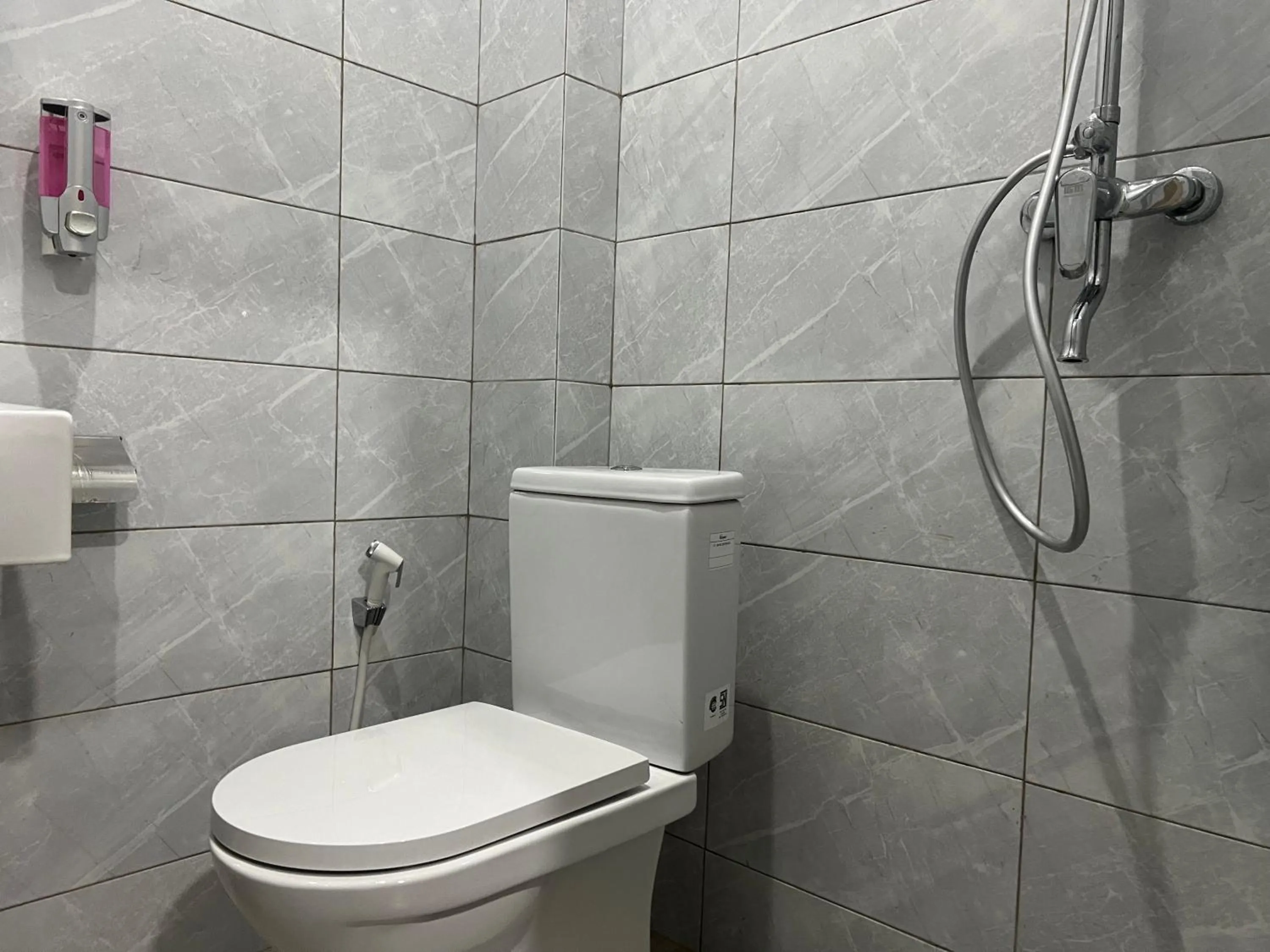 Bathroom in Brenn Hotel Semarang Mitra Reddoorz