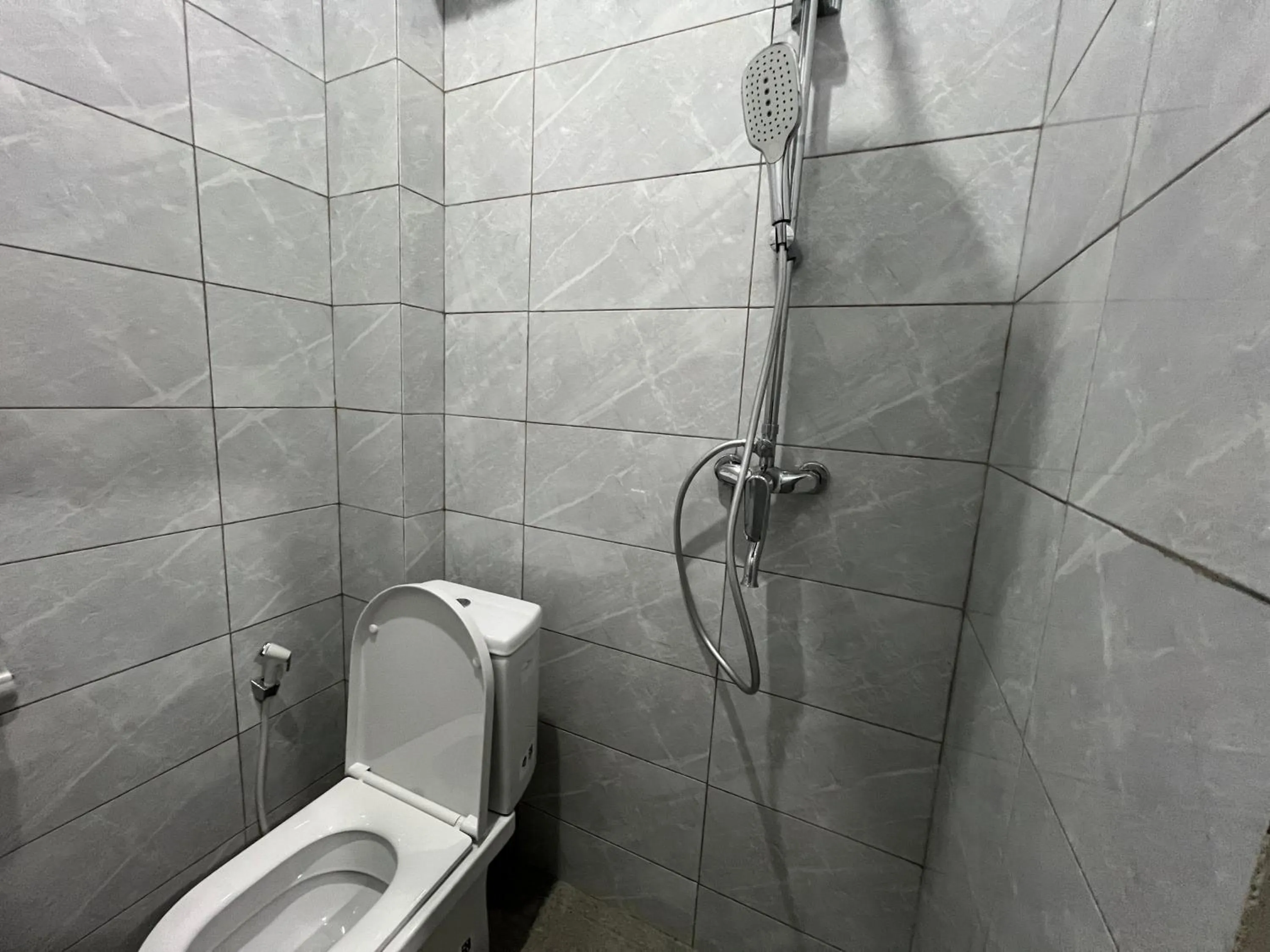 Bathroom in Brenn Hotel Semarang Mitra Reddoorz