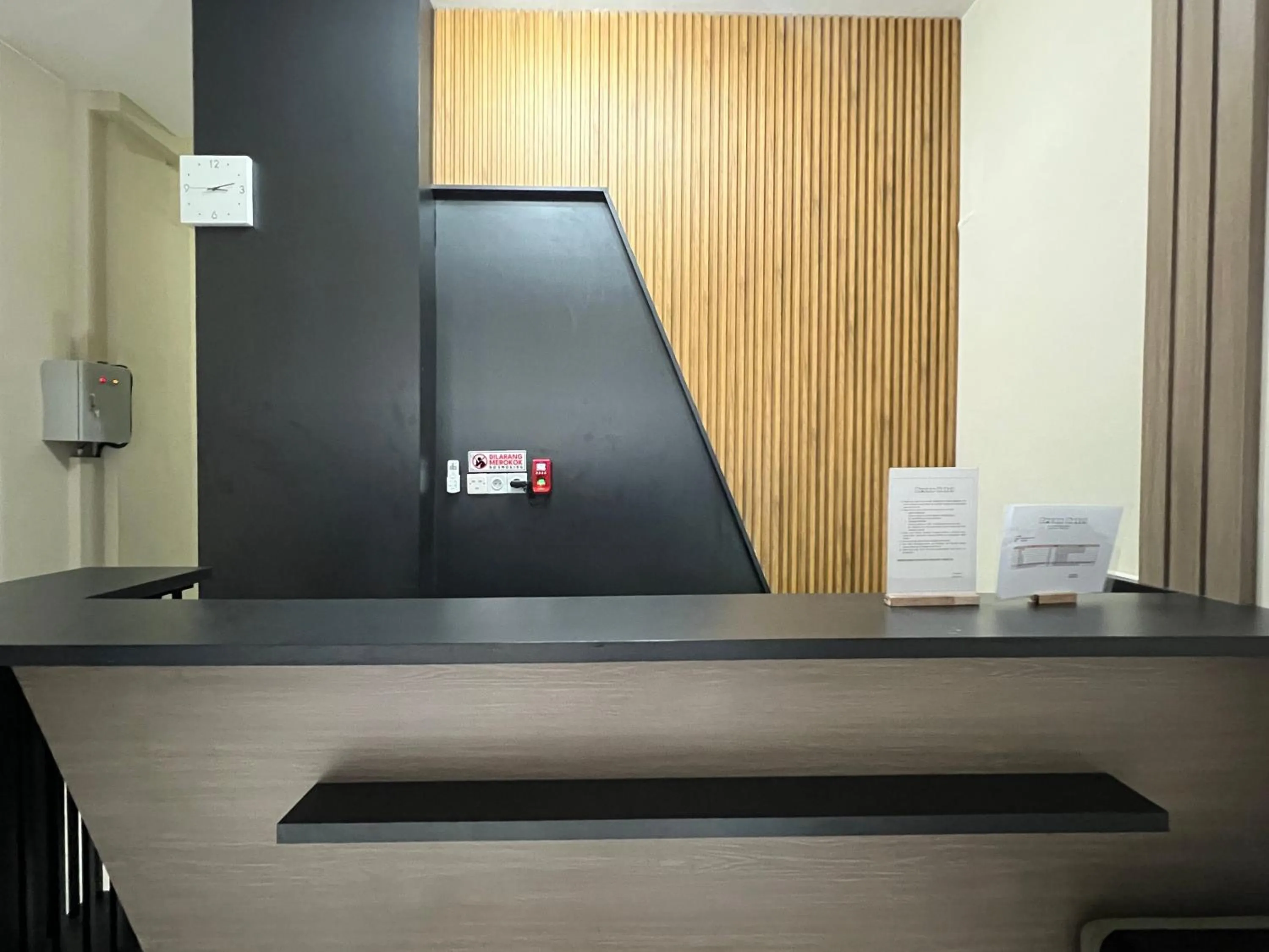 Lobby or reception in Brenn Hotel Semarang Mitra Reddoorz