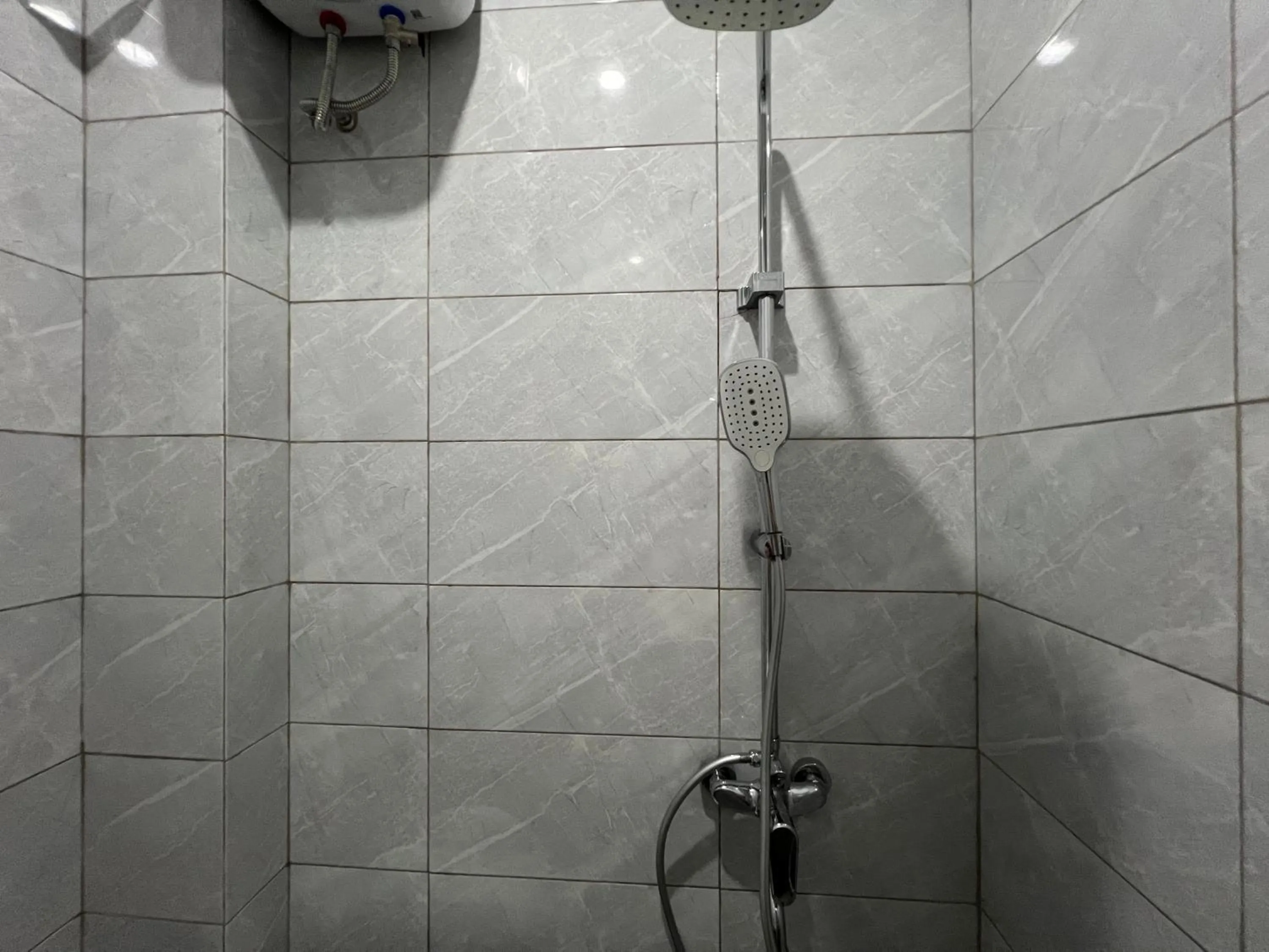 Bathroom in Brenn Hotel Semarang Mitra Reddoorz