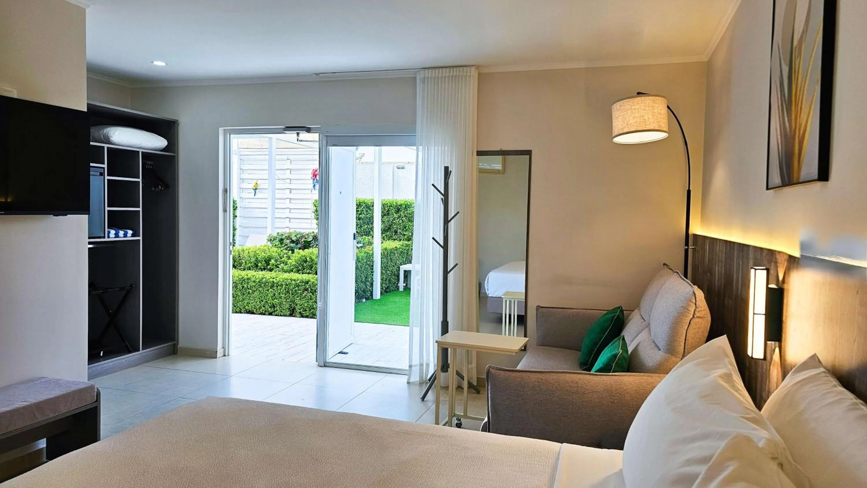 Bedroom, Bed in Aruba Boutique & Art Hotel - Adults Only