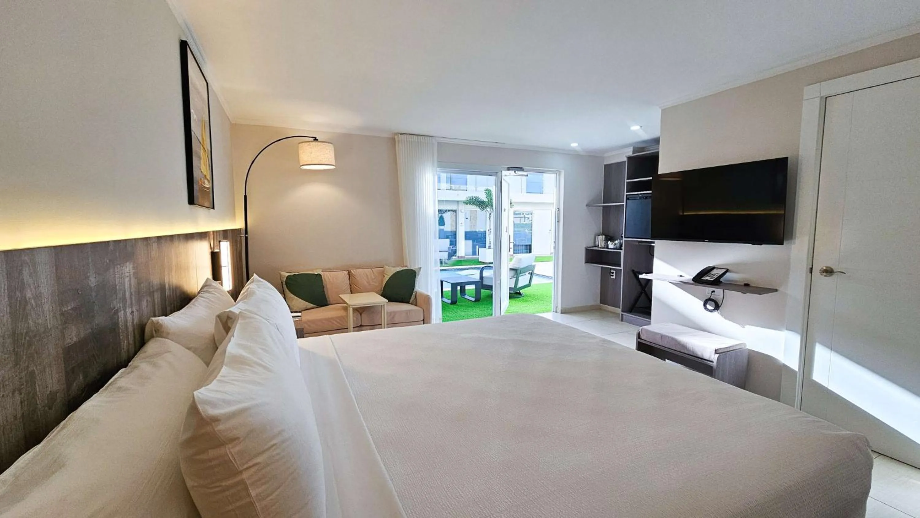 Bedroom, Bed in Aruba Boutique & Art Hotel - Adults Only