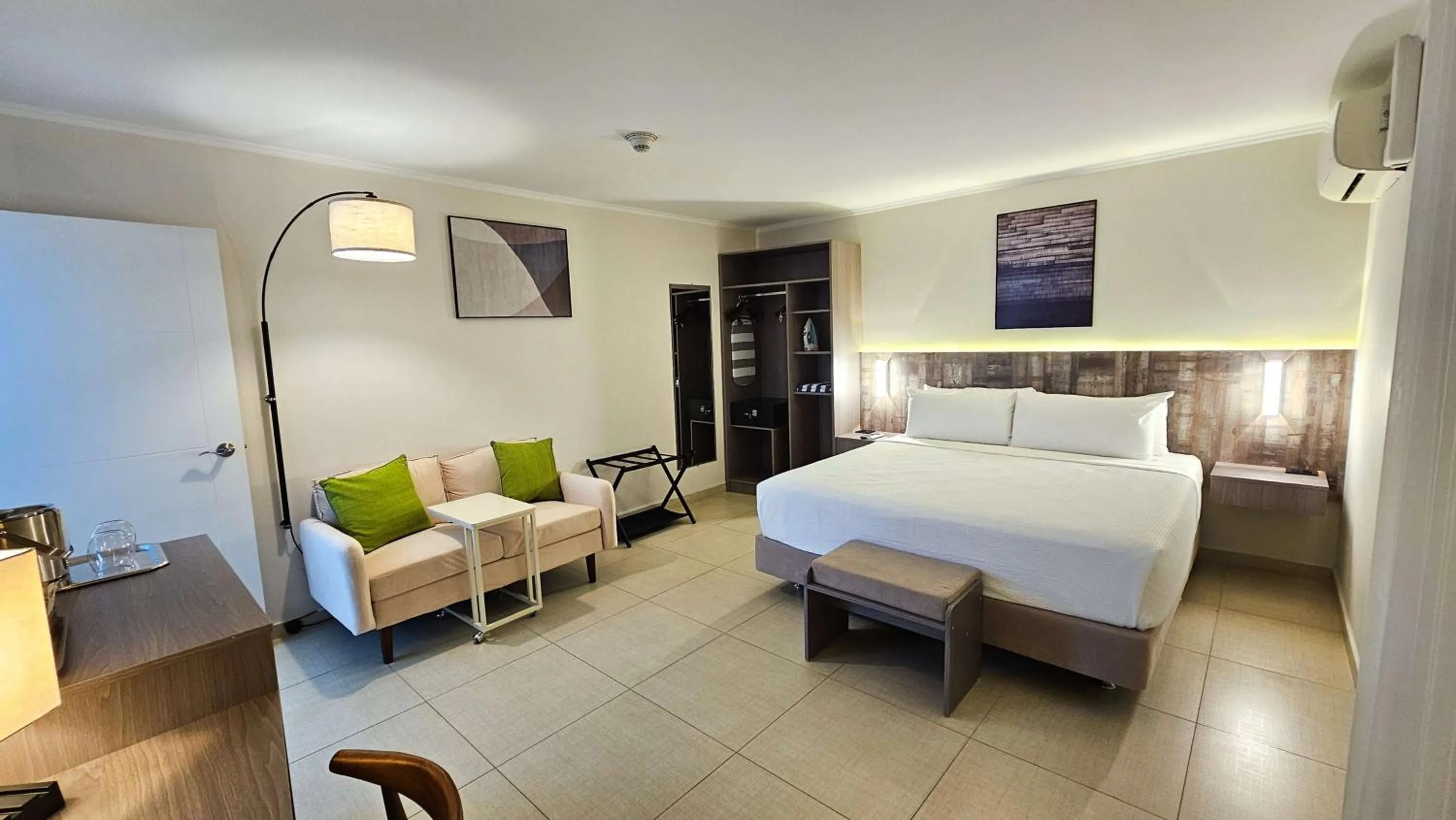 Bedroom, Bed in Aruba Boutique & Art Hotel - Adults Only