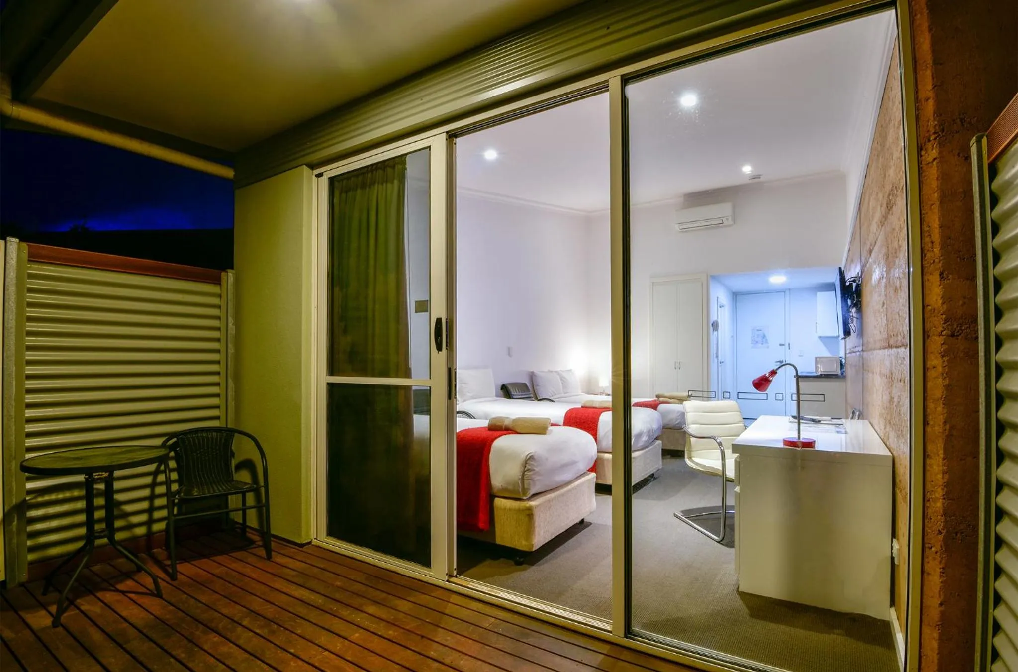 Deluxe Twin Room in Crossroads Ecomotel