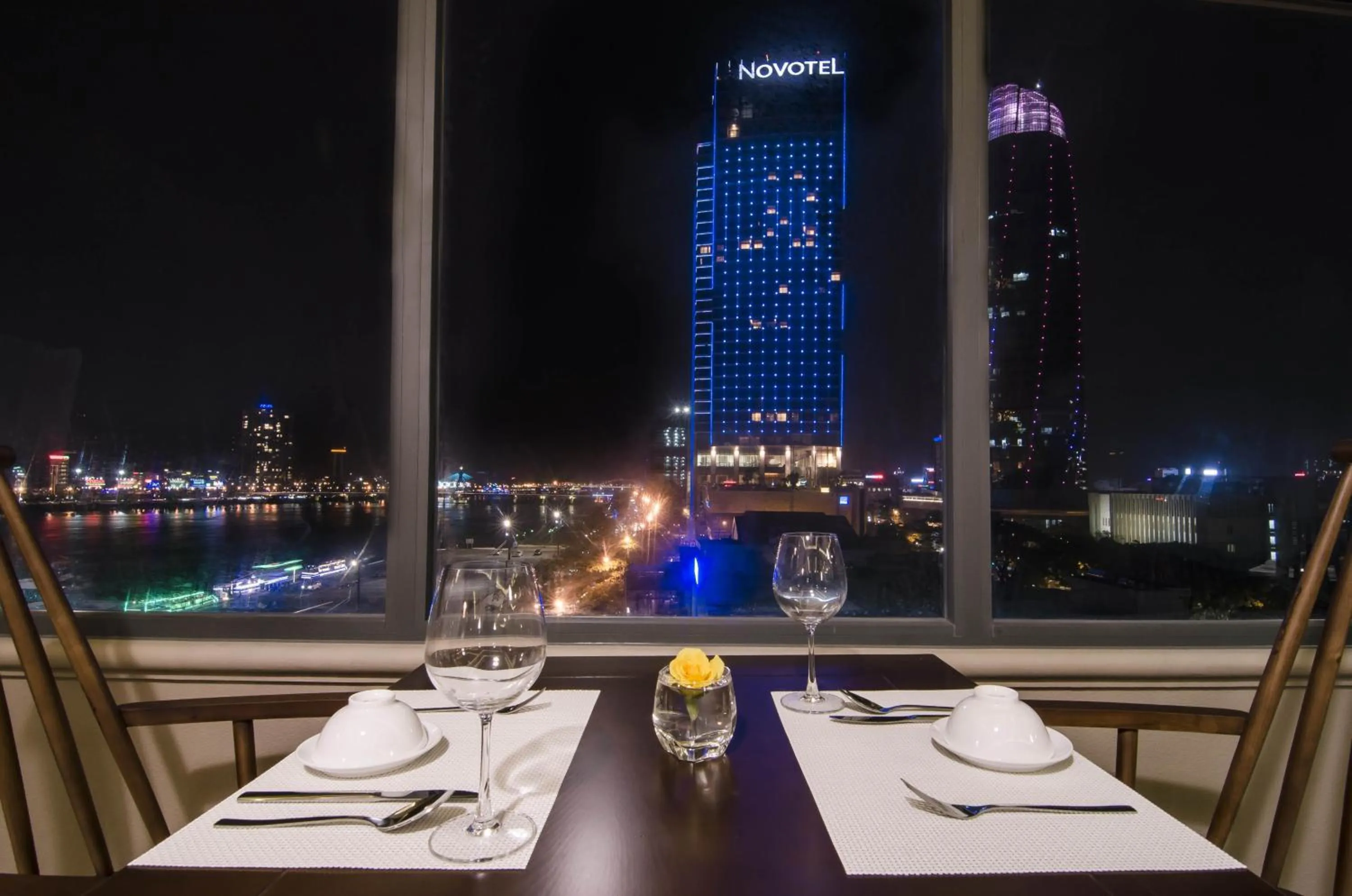 Restaurant/places to eat in KaKa Hotel Han River
